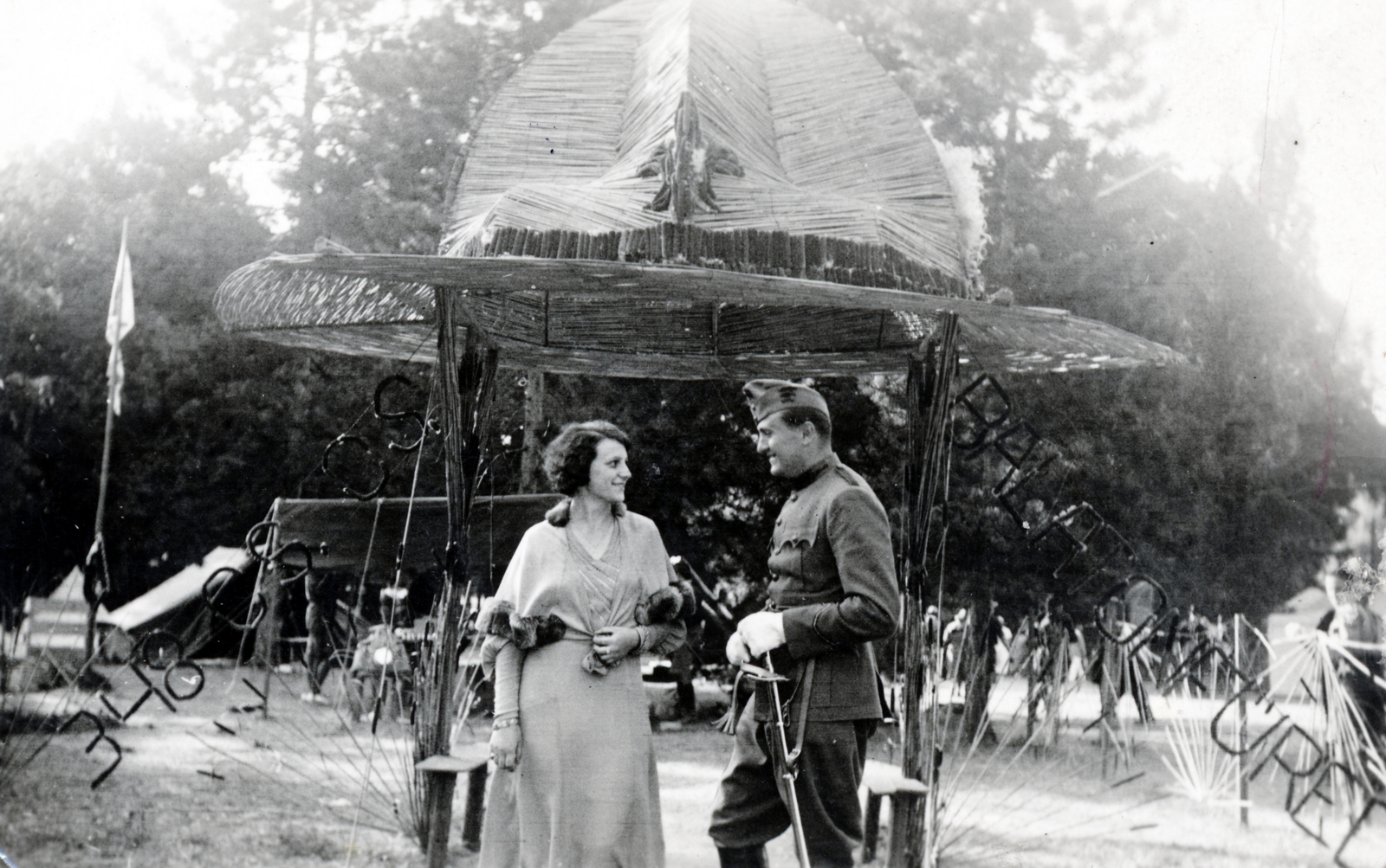 Hungary, Gödöllő, 4. Nemzetközi Cserkész Világtalálkozó (Jamboree), a felvétel a balatonfürediek szalmából font cserkészkalapot formáló táborkapuja előtt készült., 1933, Kovács Györgyi, sword, sword knot, soldier, chevron, Fortepan #224440