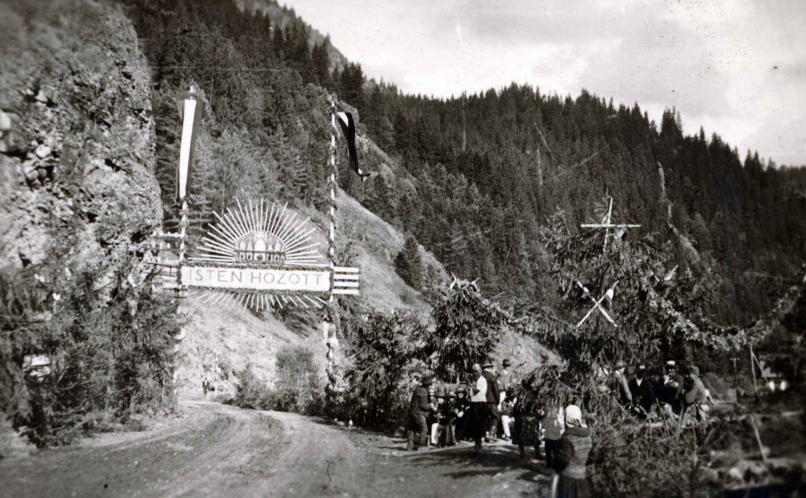 Romania,Transylvania, a magyar csapatok bevonulása alkalmából állított diadalkapu a Maros völgyében., 1940, Kovács Györgyi, triumphal arc, Fortepan #224443