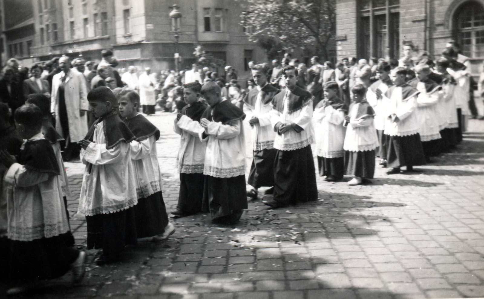 Hungary, Budapest IX., Bakáts tér, a felvétel az Assisi Szent Ferenc-templom előtt készült., 1940, Kovács Györgyi, Budapest, Fortepan #224446