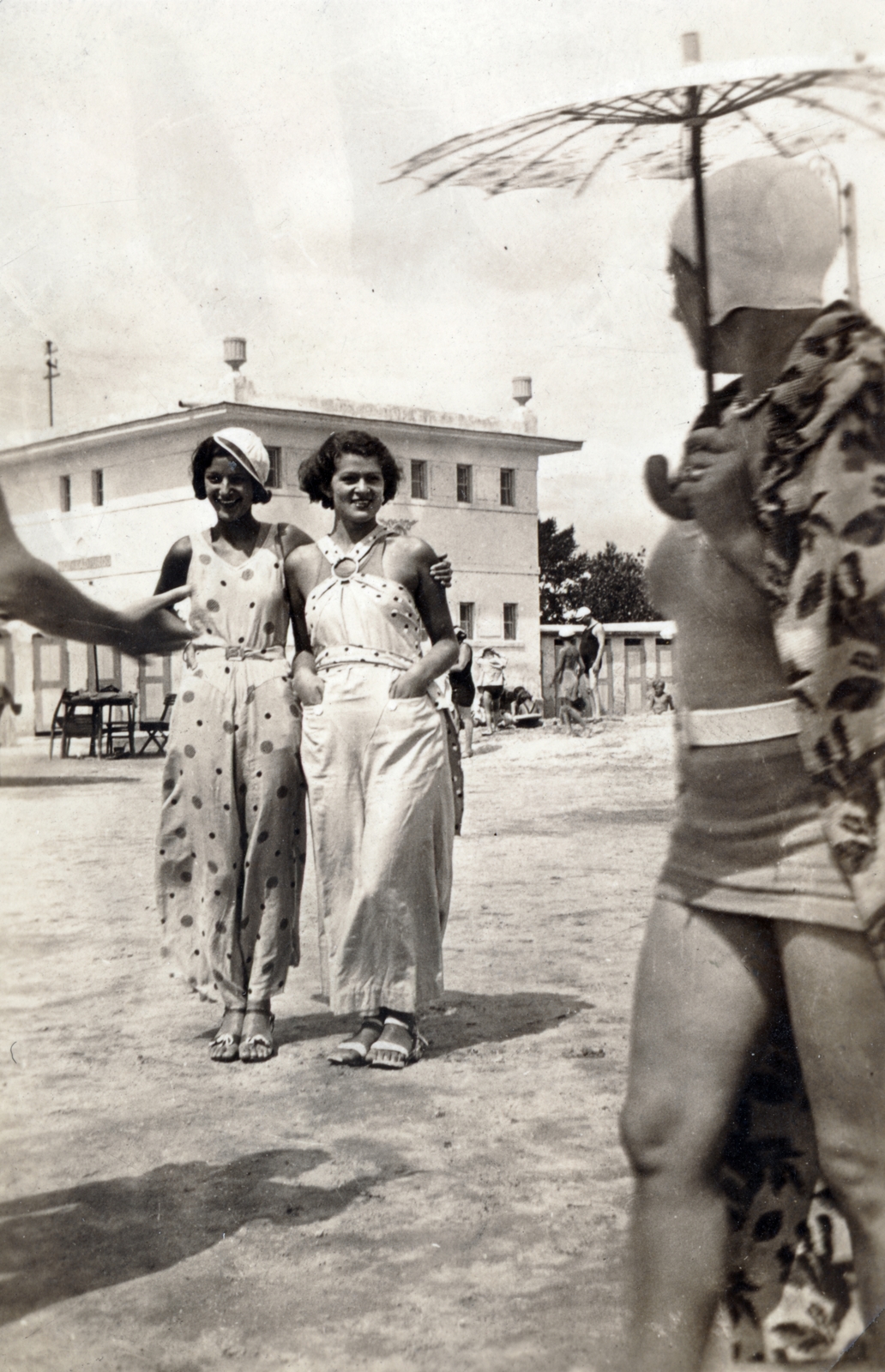 Hungary, Balatonalmádi, fövenyfürdő, strand., 1931, Kovács Györgyi, Best of, fashion, sunshades, bathing suit, Fortepan #224447