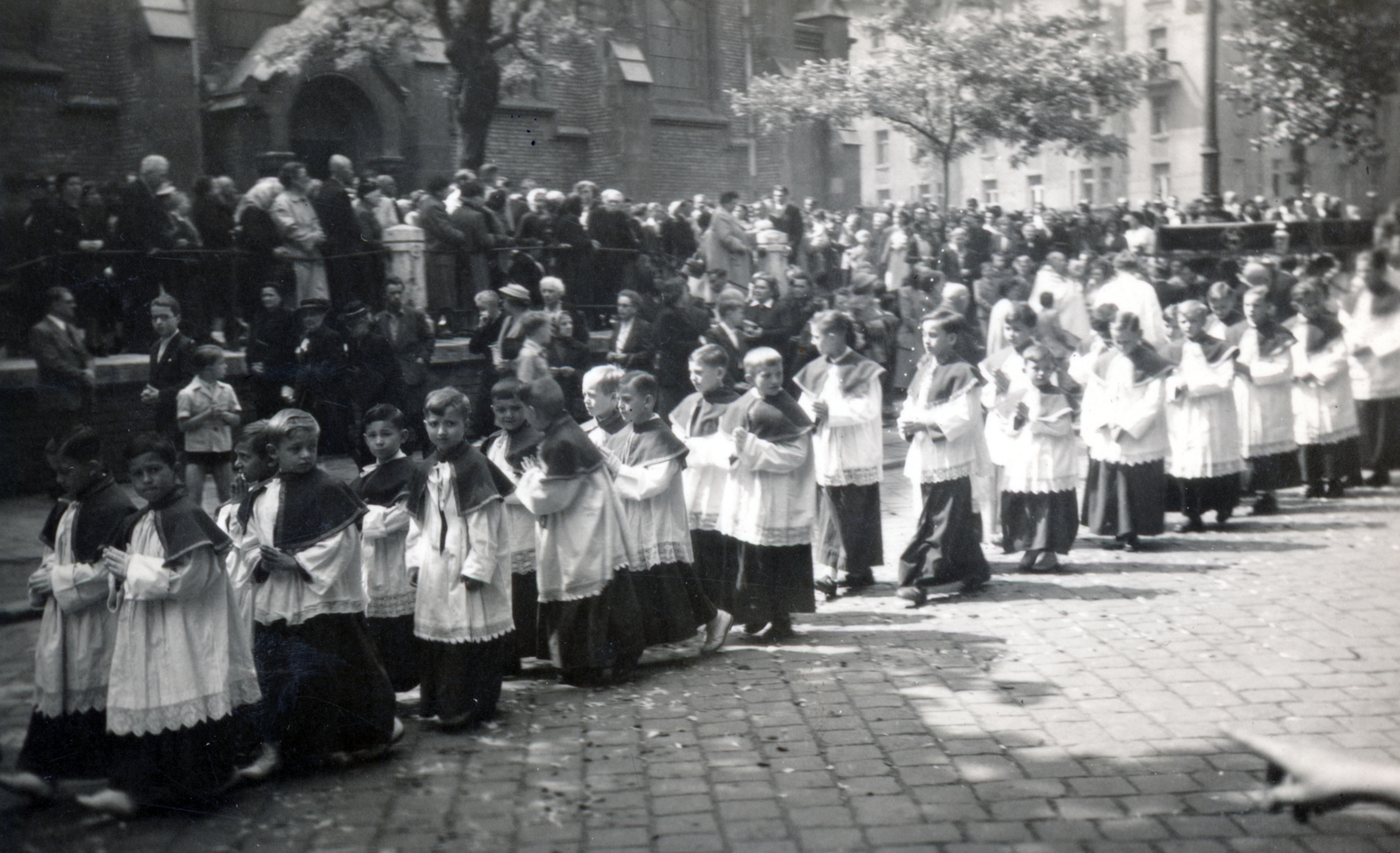 Hungary, Budapest IX., Bakáts tér, a felvétel az Assisi Szent Ferenc-templom előtt készült., 1940, Kovács Györgyi, Budapest, Fortepan #224448