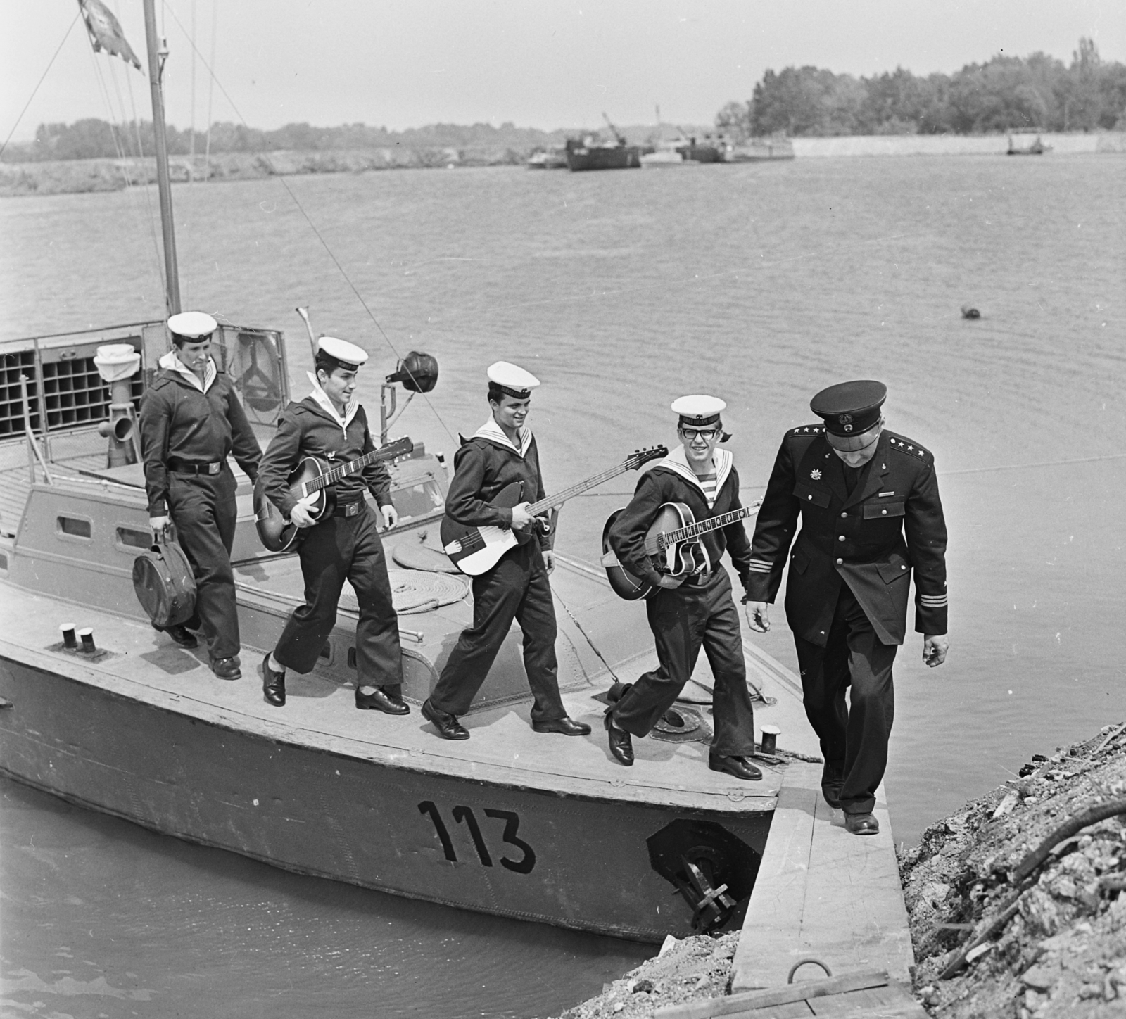 Magyarország, Budapest IV., Flottilla-öböl, a Flottilla együttes lép partra egy aknanaszádról, elöl szemüveggel Faragó Judy István., 1965, MHSZ, matróz, egyenruha, beat-korszak, hadihajó, gitár, AN 2 aknanaszád, aknanaszád, Budapest, Fortepan #22446