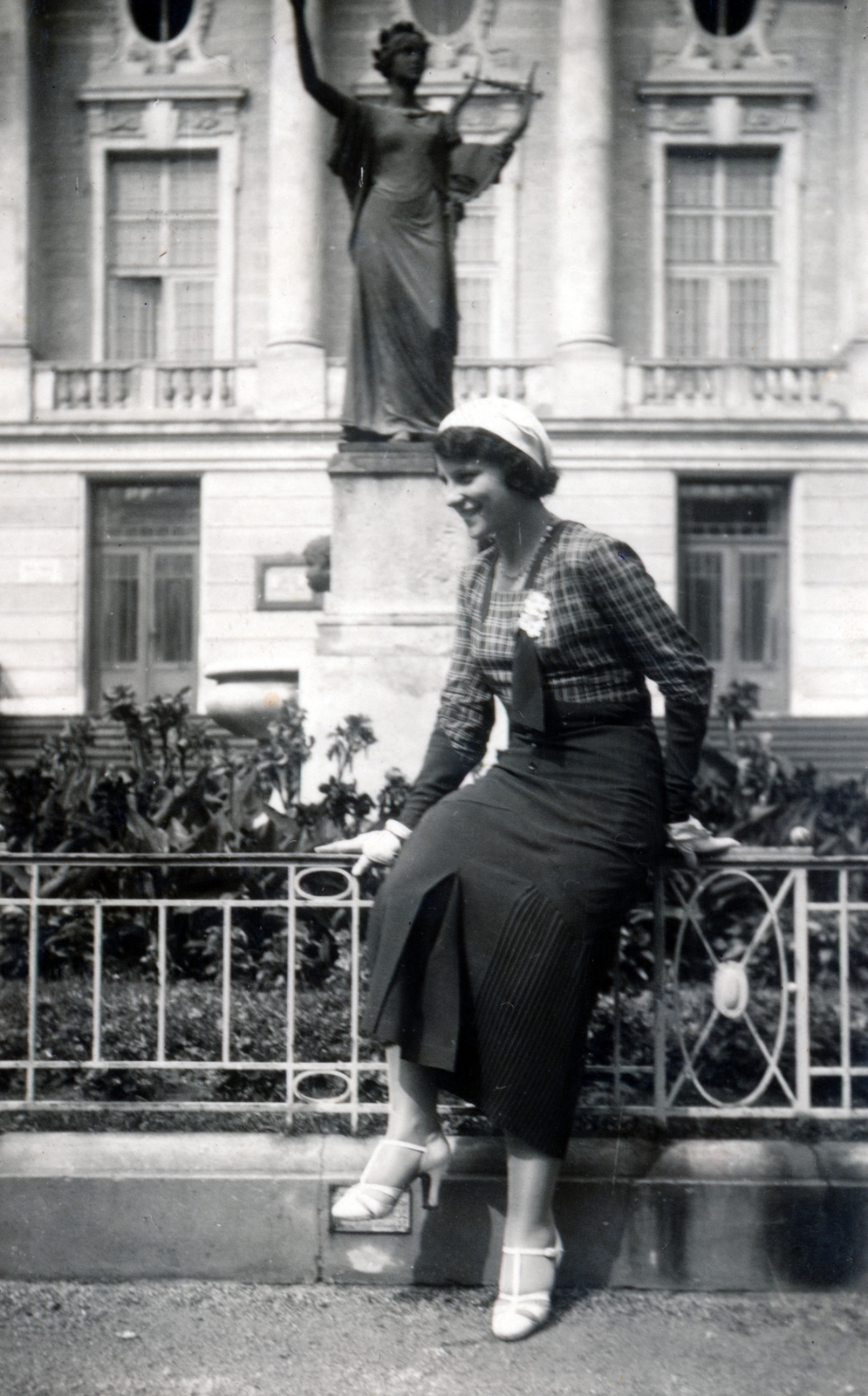 Ausztria, Baden bei Wien, Theaterplatz, Erato Brunnen, háttérben a Stadttheater Baden., 1932, Kovács Györgyi, portré, Fortepan #224484
