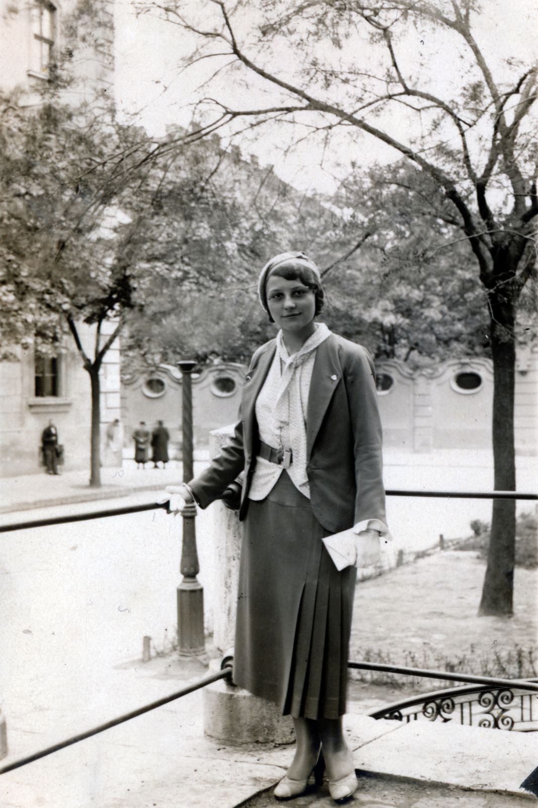 Magyarország, Budapest IX., Bakáts tér, a felvétel az Assisi Szent Ferenc-templom mellett készült. Háttérben a Bakáts Téri Ének-Zenei Általános Iskola és a Knézich utca torkolata., 1932, Kovács Györgyi, Budapest, portré, Fortepan #224486
