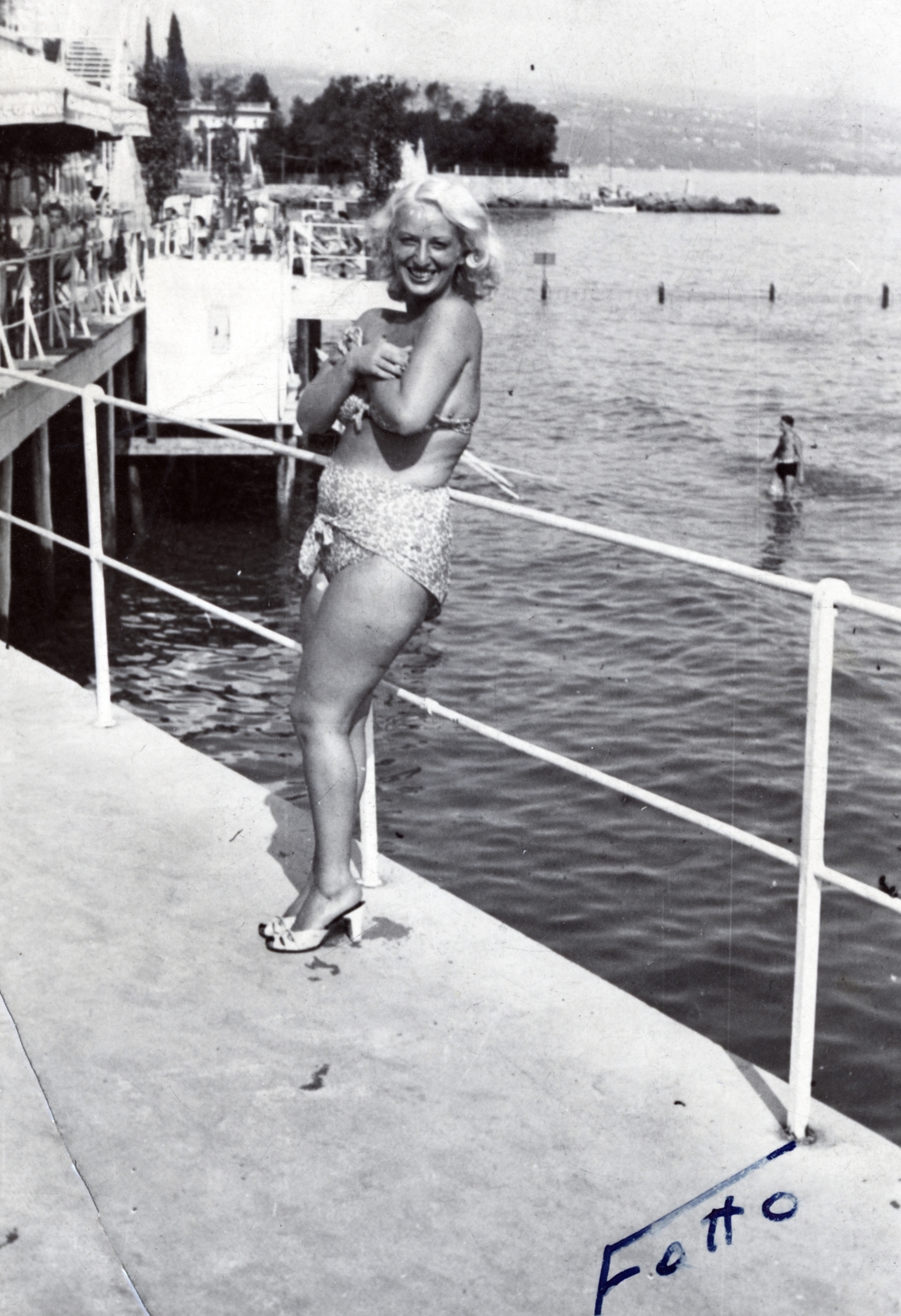 Croatia,Adriatic Sea, Opatija, strand a tengerparton., 1939, Kovács Györgyi, portrait, lady, bathing suit, beach, fun, high-heel shoe, Fortepan #224495