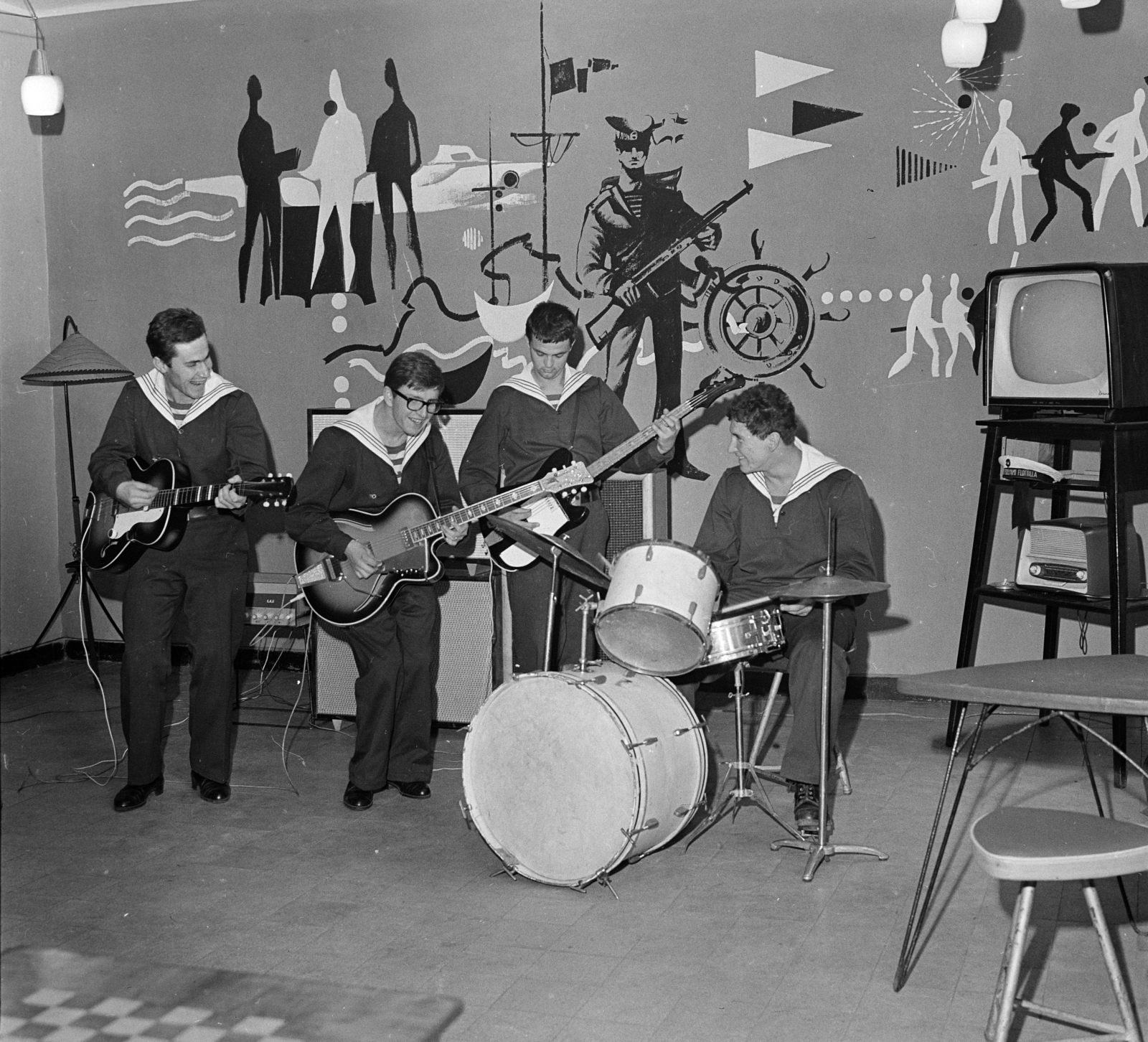 Hungary, Budapest IV., Váci út 119., Petőfi laktanya (a Honvéd Folyami Flottilla bázisa). Flotilla együttes, szemüveggel Faragó Judy István., 1965, MHSZ, sailor, uniform, beat era, floor lamp, furniture, radio, TV, guitar, drum, Budapest, cymbal, Fortepan #22450