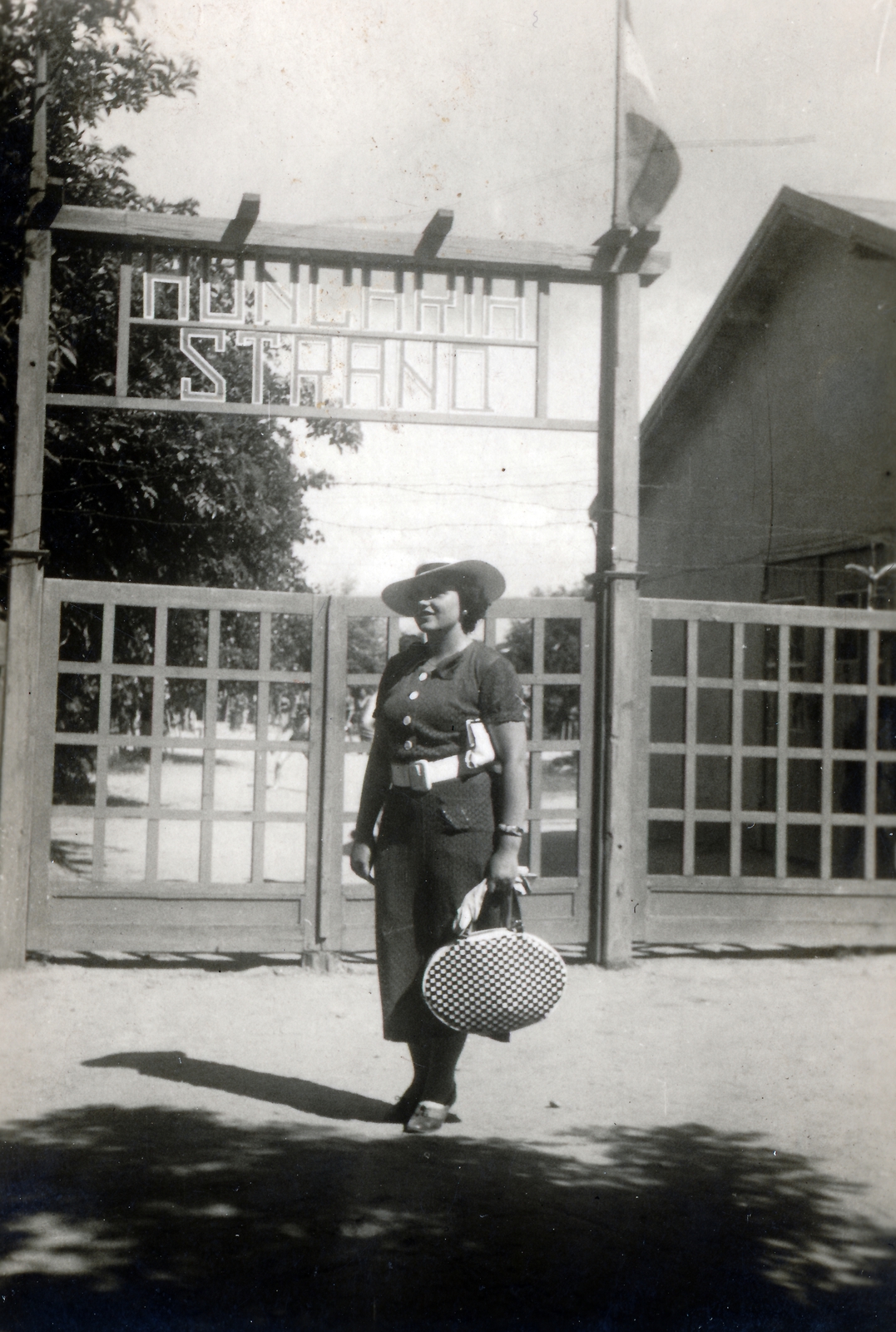 Magyarország, Budapest III., Római-part, Kalászi utca, a felvétel a Hungária strand kapuja előtt készült., 1930, Kovács Györgyi, portré, Budapest, Fortepan #224504