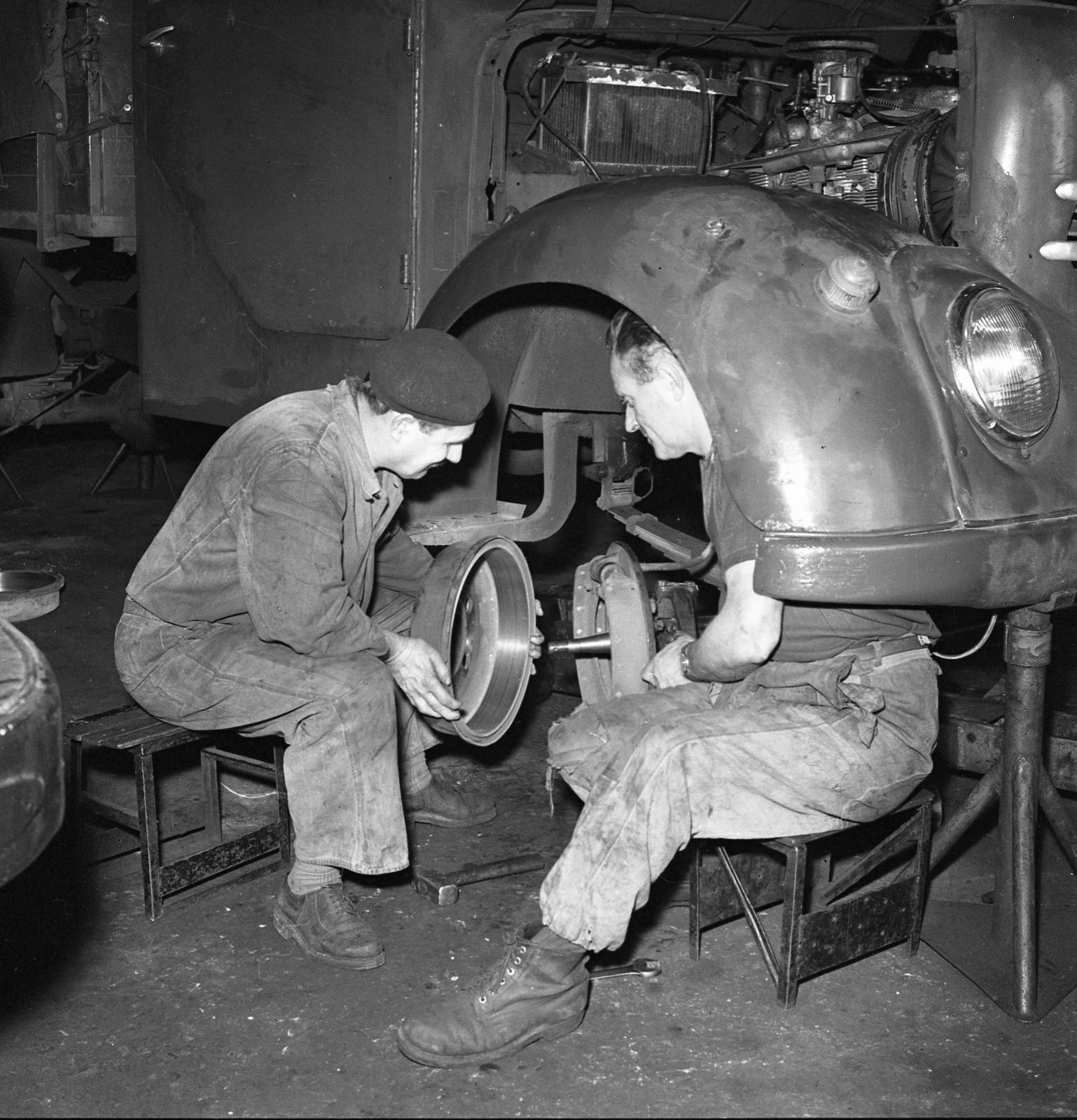 Hungary, Budapest XIV., Miskolci utca 157-159., BM autójavító telep (később III. sz. Autójavító Vállalat)., 1966, Magyar Rendőr, mechanic, boots, car repair, Budapest, Fortepan #22454