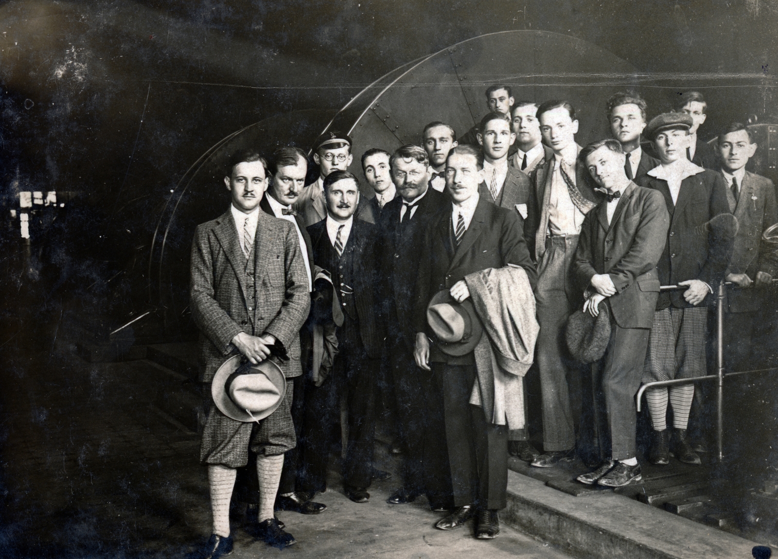 1934, Kovács Györgyi, tableau, men, hat in hand, coat draped over arm, Fortepan #224543