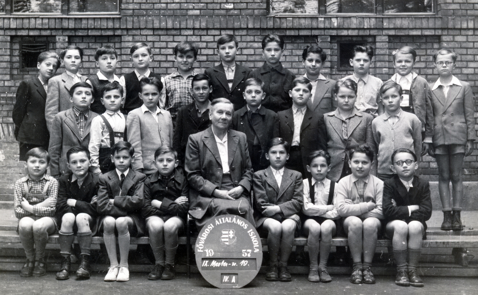 Hungary, Budapest IX., Mester utca 19., az Általános Iskola udvara. Csoportkép egy negyedikes osztályról., 1957, Kovács Györgyi, class photo, socks and sandal, plaid shirt, Budapest, Fortepan #224560