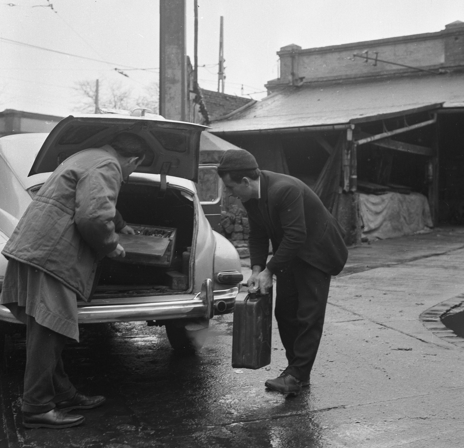 Magyarország, Budapest IV., Károlyi István (Táncsics Mihály) utca, az újpesti Táncsics (azelőtt Wolfner) bőrgyár udvara. Szemben a mai Károlyi István utca 10., 1966, Magyar Rendőr, automobil, Budapest, marmonkanna, FSO Warszawa, Fortepan #22457