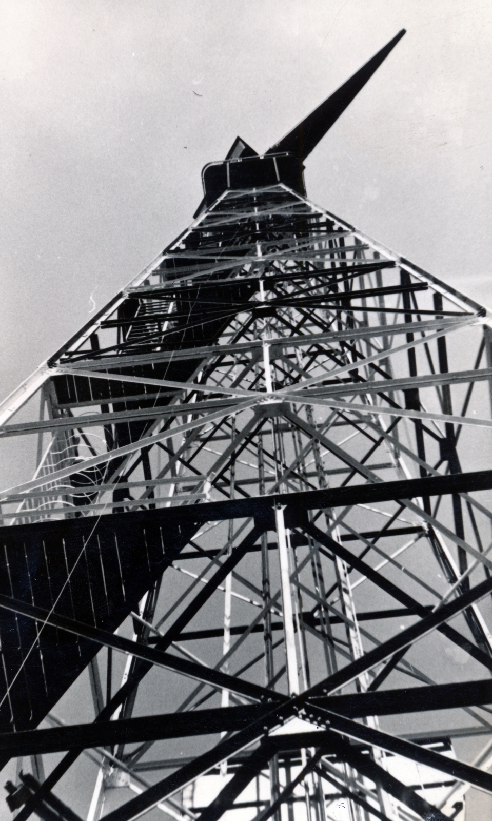 Hungary, Budapest X., Rákosmező, gyakorlótér, 80 méteres ugrótorony az ejtőernyős leventéknek., 1930, Kovács Györgyi, geometry, bottom view, Budapest, Fortepan #224575