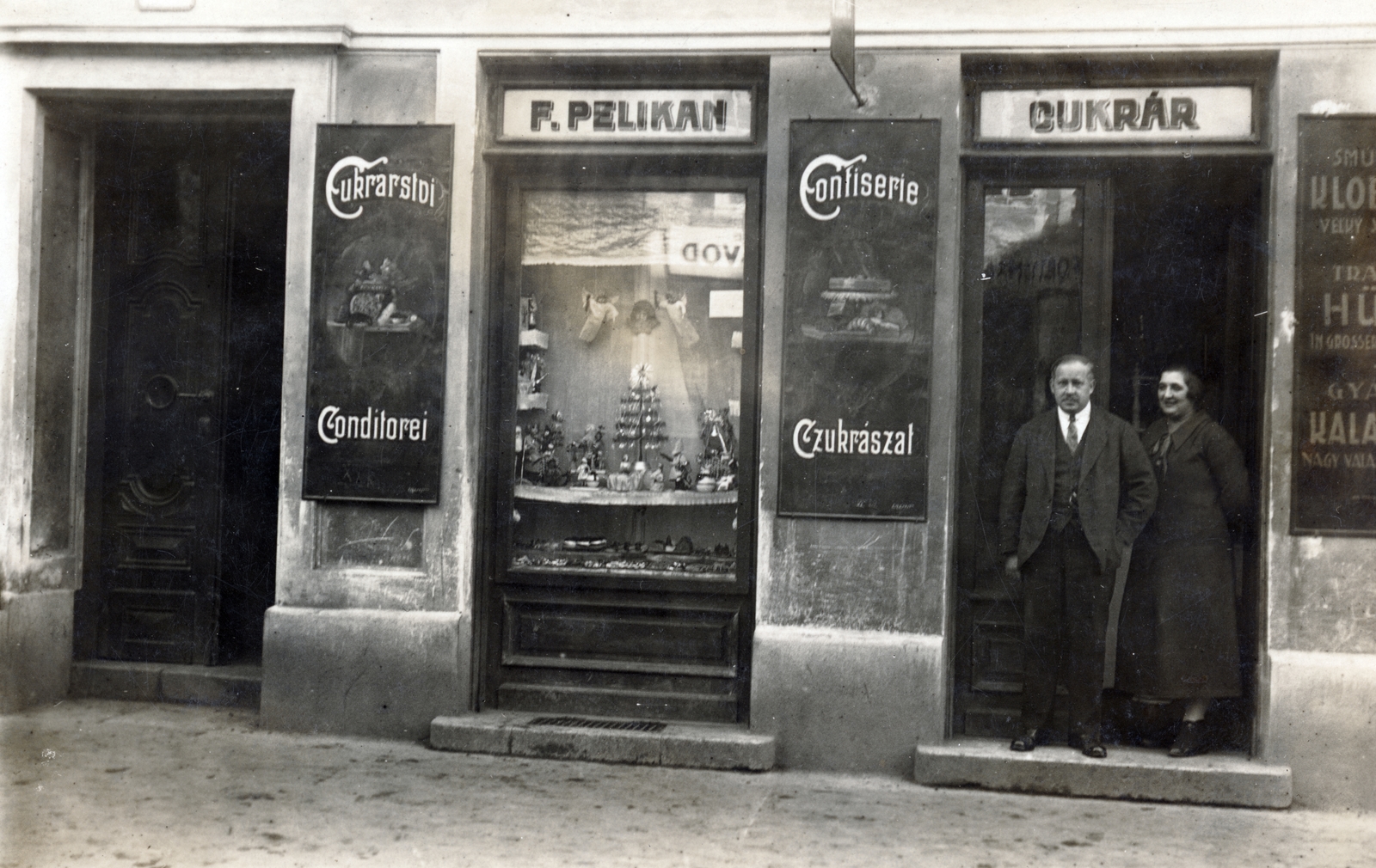 Szlovákia, Pozsony, Duna utca (Dunajská ulica) 8. (a mai 4. szám helyén), Pelikán Ferenc cukrászdája., 1924, Kovács Györgyi, üzletportál, kirakat, cukrászda, ajtóban állás, Fortepan #224606