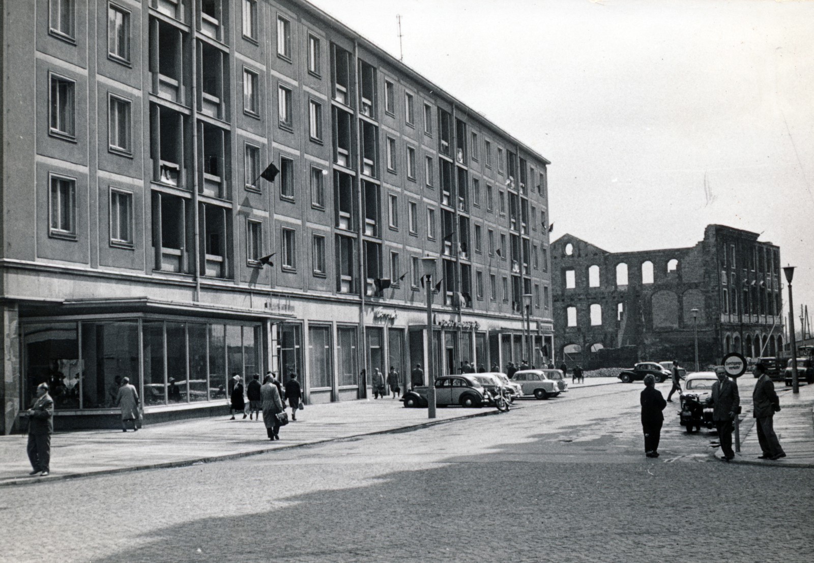 Germany, Dresden, a Kreuzstraße 1–3. az Am Kreuzkirche felöl a Gewandhausstraße felé nézve, a háttérben a Gewandhaus romjai., 1963, Horváth May László, GDR, Fortepan #224616