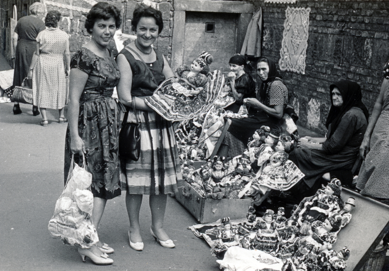 Magyarország, Budapest VIII., Rákóczi út, matyó kézimunkaárusok kirakodóvására a Rókus kórház és a Szent Rókus-kápolna mellett., 1962, Horváth May László, Budapest, népművészet, népviselet, piac, kofa, játék baba, cekker, nők, árus, Fortepan #224620