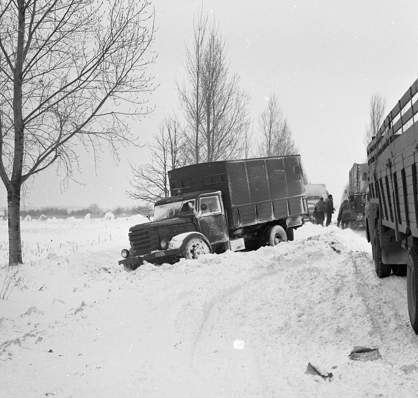 Hungary, Zengővárkony, hófúvásban elakadt járművek a 6-os főúton 1969. december 6-án., 1969, Magyar Rendőr, winter, Hungarian brand, commercial vehicle, Csepel-brand, Fortepan #22464