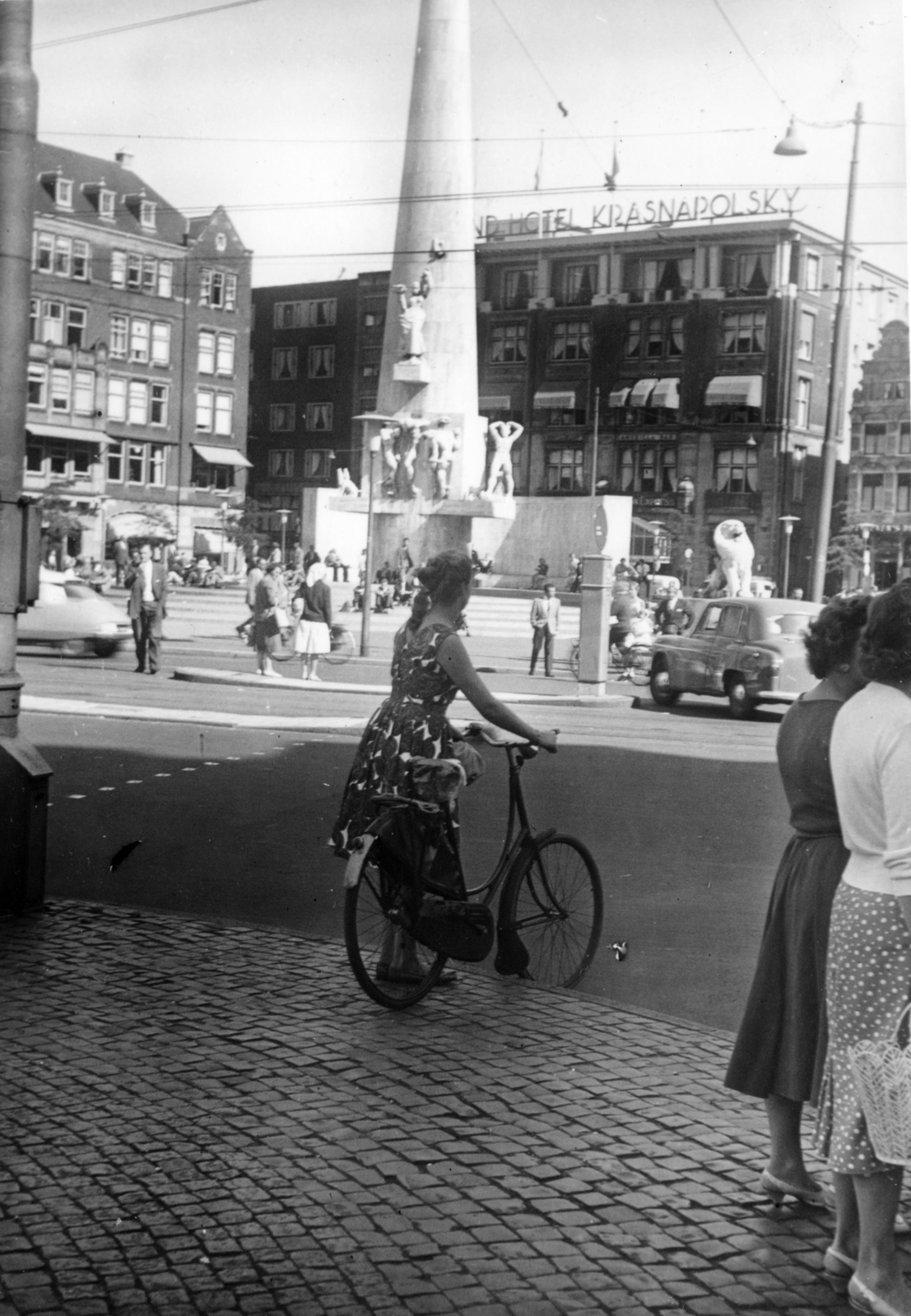 Netherlands, Amsterdam, Dam tér, Nemzeti Emlékmű, háttérben a Hotel Krasnapolsky., 1963, Horváth May László, bicycle, traffic, dam, Fortepan #224669