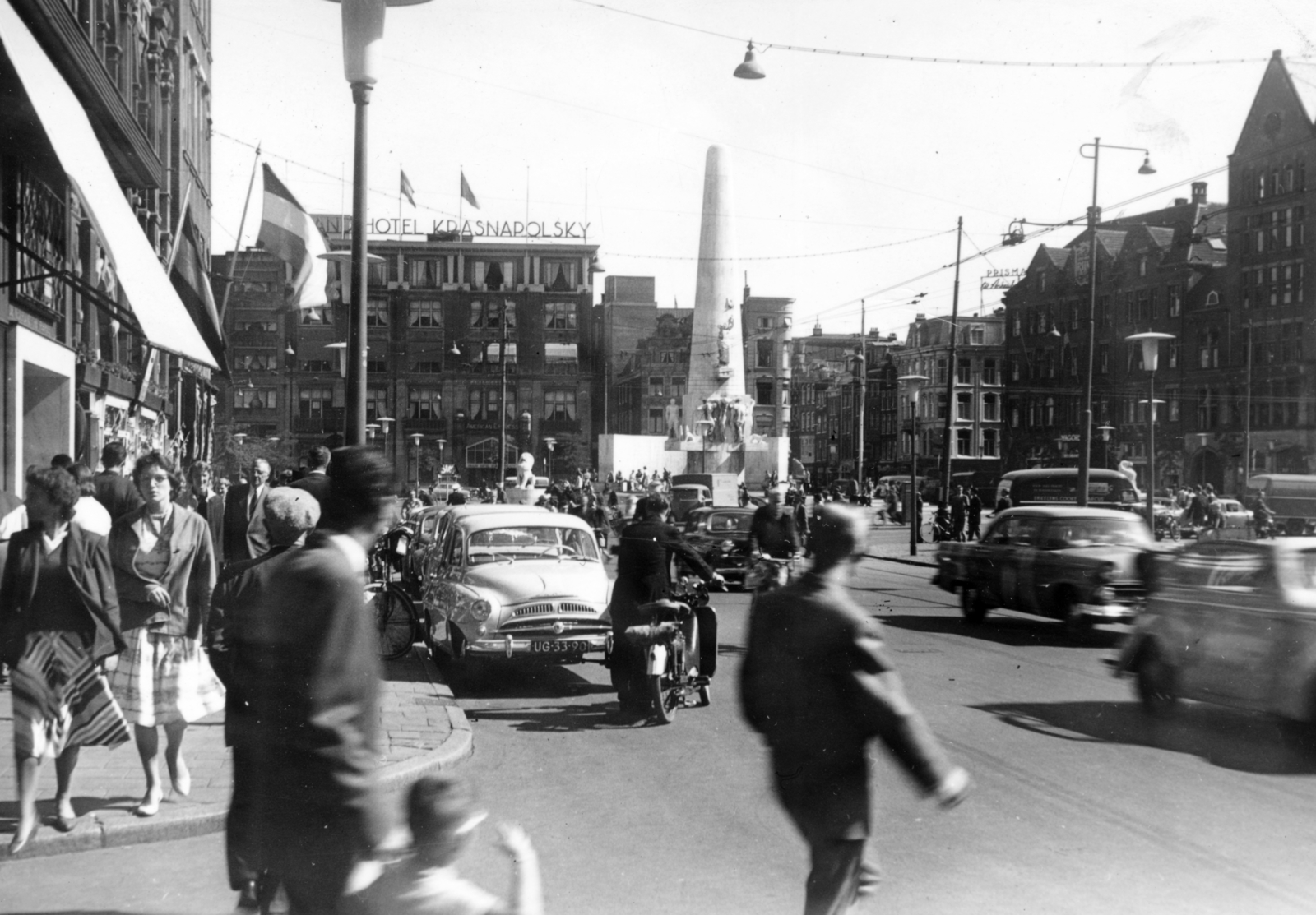 Netherlands, Amsterdam, Dam tér, Nemzeti Emlékmű, háttérben balra a Hotel Krasnapolsky., 1963, Horváth May László, dam, Fortepan #224670