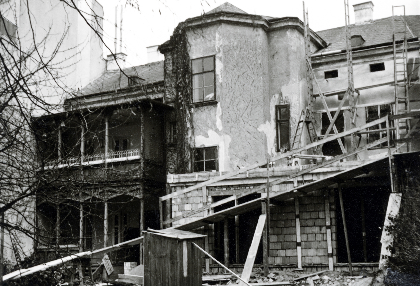 Austria, Vienna, Lainzer Strasse, az 56-os számú ház udvar felőli homlokzata., 1965, Hegedűs Tibor dr, ladder, scaffolding, construction, Fortepan #224698