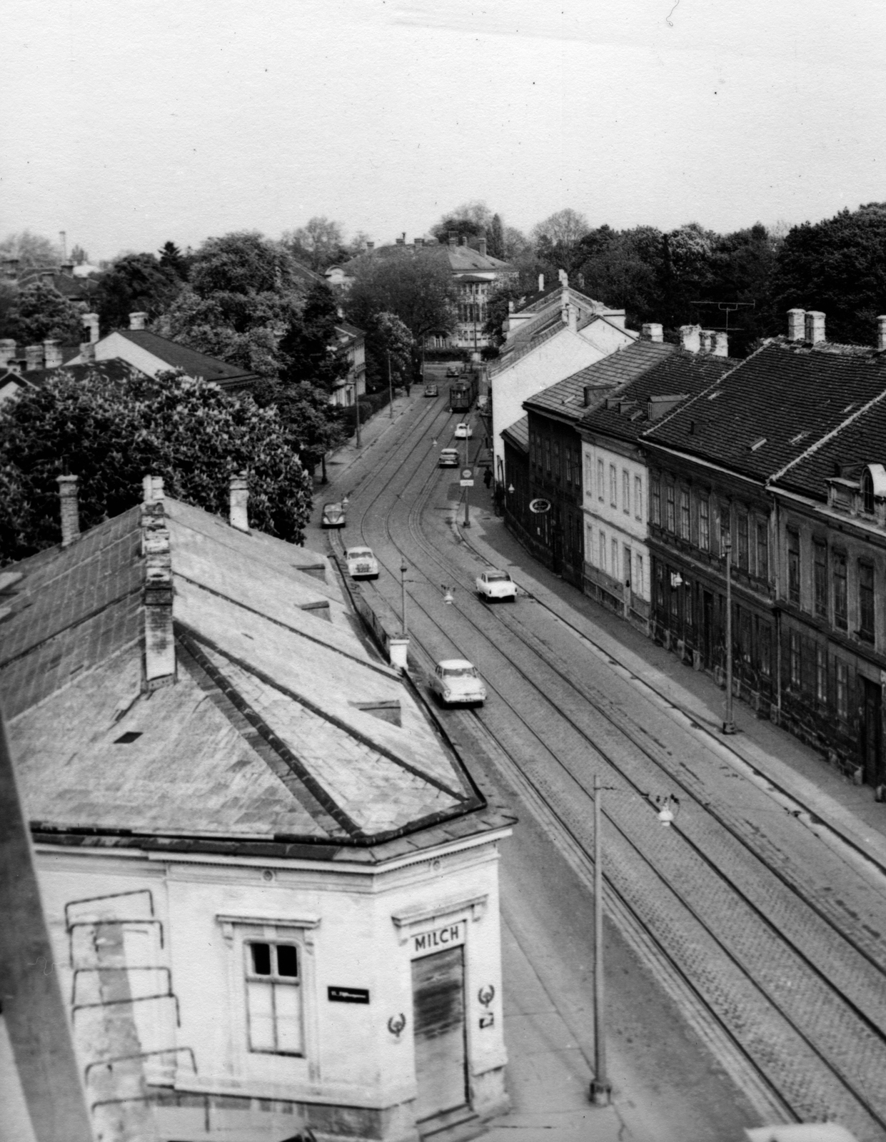 Ausztria, Bécs, Lainzer Strasse, szemben az Elsslergasse sarkán álló épület látható., 1965, Hegedűs Tibor dr, NSZK, tejbolt, madártávlat, utcakép, Fortepan #224700