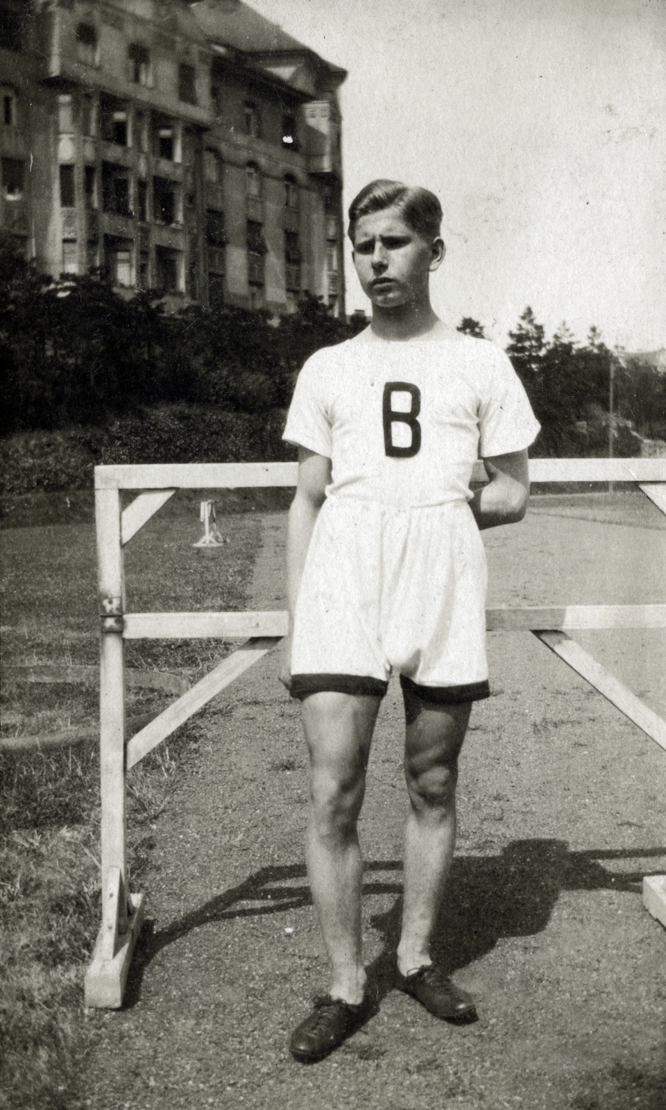 Hungary, Budapest II., Széll Kálmán (ekkor névtelen) tér, a Budapesti Budai Torna Egylet (BBTE) sportolója. Háttérben a Krisztina körút 2-4. (ekkor 8-10.) alatti Ziegler-palota., 1920, Hegedűs Tibor dr, Budapest, Fortepan #224703