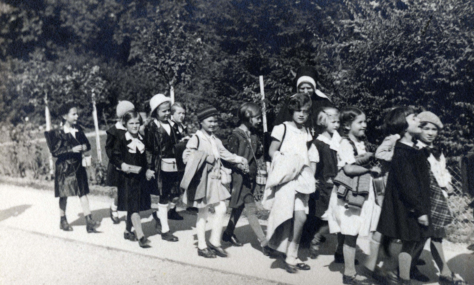 1926, Hegedűs Tibor dr, nun, walk, girls' class, Fortepan #224705