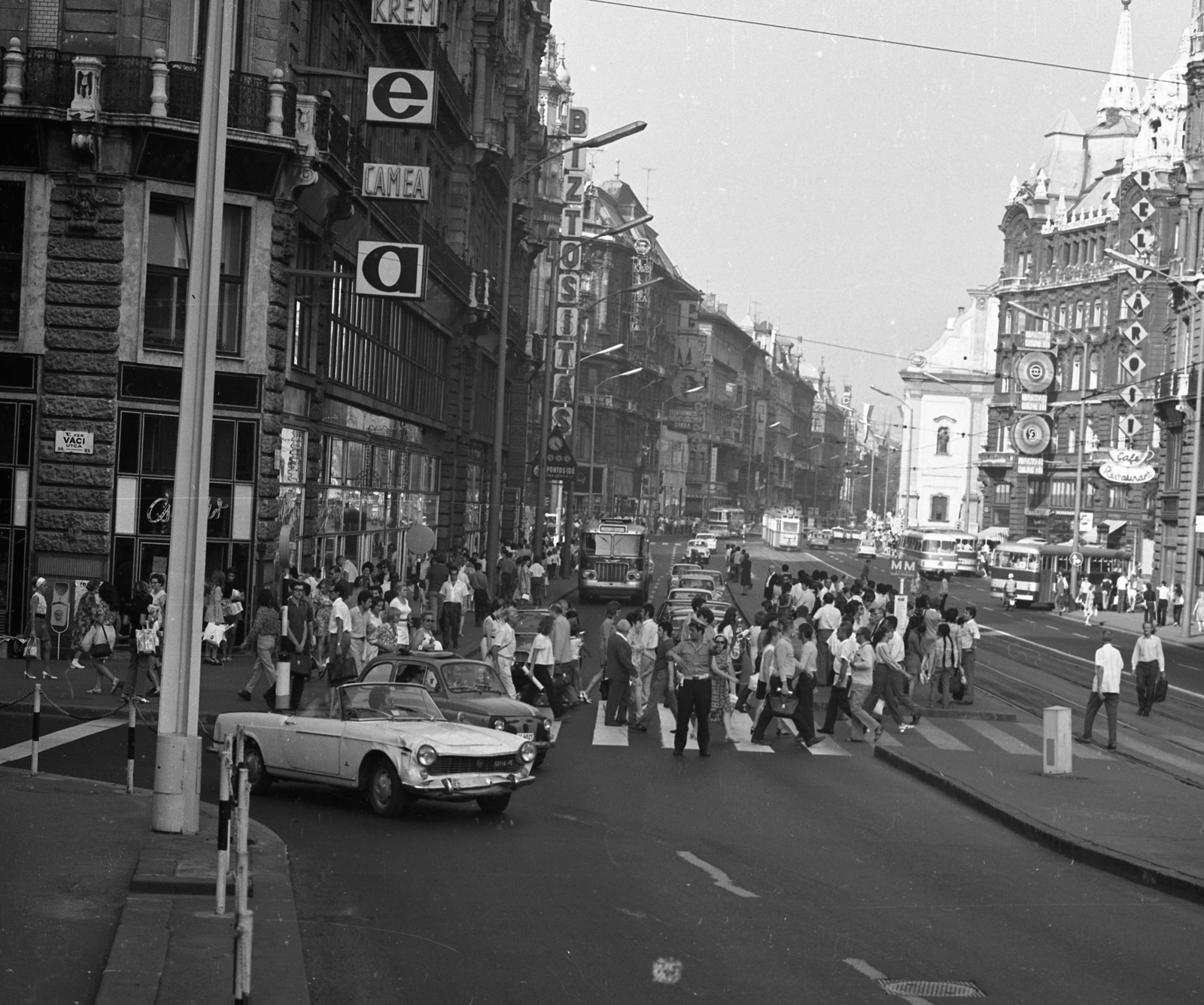 Hungary, Budapest V., Szabad sajtó út a Ferenciek tere (Felszabadulás tér) felé nézve, balra a Váci utca torkolata., 1972, Magyar Rendőr, church, bus, Hungarian brand, crosswalk, Fiat-brand, Ikarus-brand, cop, Baroque-style, Catholic Church, Ikarus 620, neon sign, Budapest, convertible, Franciscans, Fortepan #22472