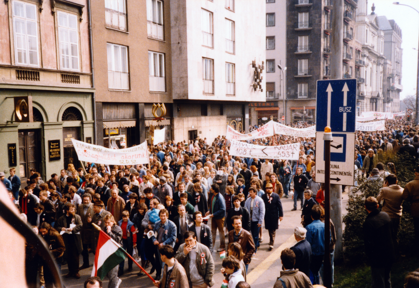 Hungary, Budapest V., Apáczai Csere János utca, március 15-i ünnepség és politikai demonstráció résztvevői., 1989, Hegedűs Tibor dr, Budapest, march, mass, Fortepan #224724