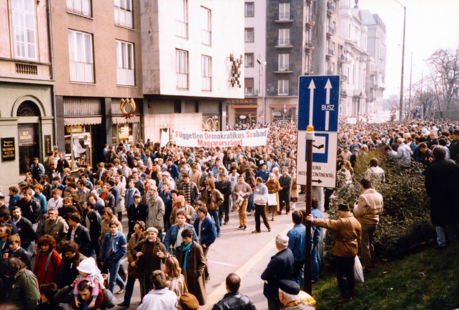 Hungary, Budapest V., Apáczai Csere János utca, március 15-i ünnepség és politikai demonstráció résztvevői., 1989, Hegedűs Tibor dr, Budapest, march, Fortepan #224726