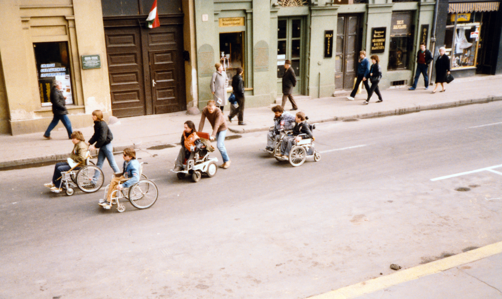 Hungary, Budapest V., Apáczai Csere János utca, a felvétel a március 15-i ünnepség és politikai demonstráció alkalmával készült.., 1989, Hegedűs Tibor dr, Budapest, flag, street view, pedestrian, Fortepan #224729