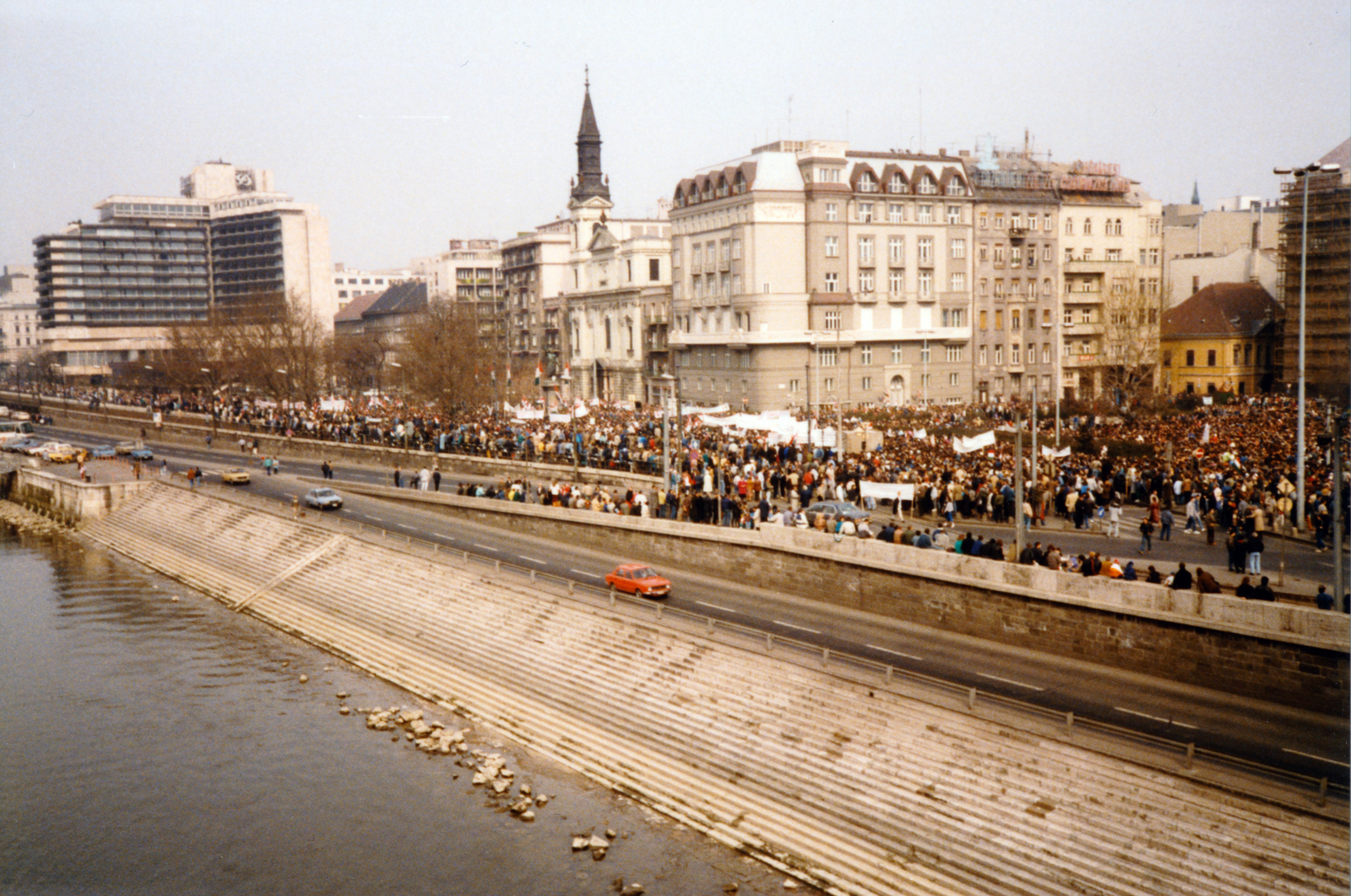 Magyarország, Budapest V., a Petőfi tér és a Március 15. tér az Erzsébet híd pesti hídfőjéről nézve. március 15-i ünnepség és politikai demonstráció résztvevői, 1989, Hegedűs Tibor dr, Budapest, Fortepan #224730
