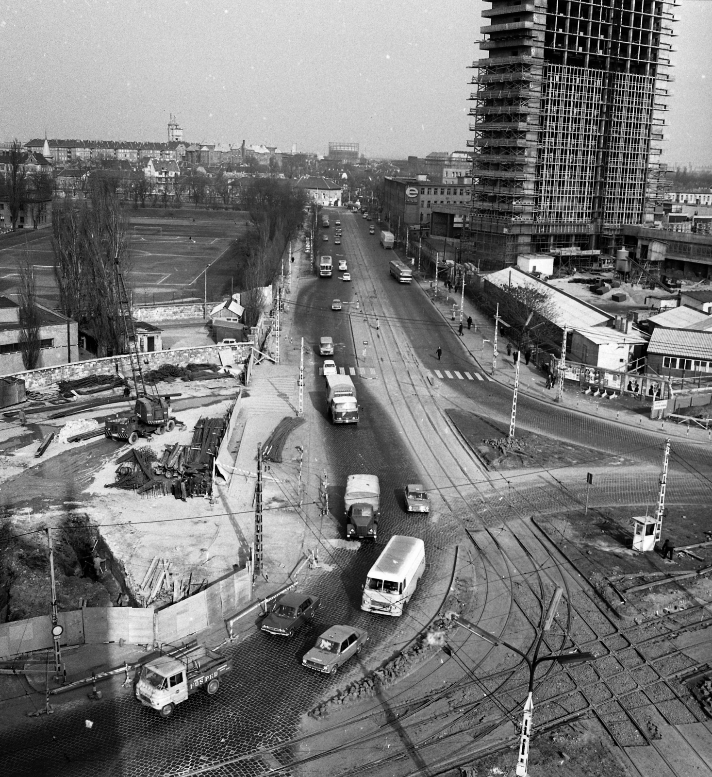 Hungary, Budapest VIII., Nagyvárad tér az Orczy (Mező Imre) út felé nézve, épül a SOTE (később Semmelweis Egyetem) Elméleti Tömbje., 1974, Magyar Rendőr, intersection, construction, university, high-rise building, public building, subway construction, tall house, Budapest, László Wágner-design, Fortepan #22477