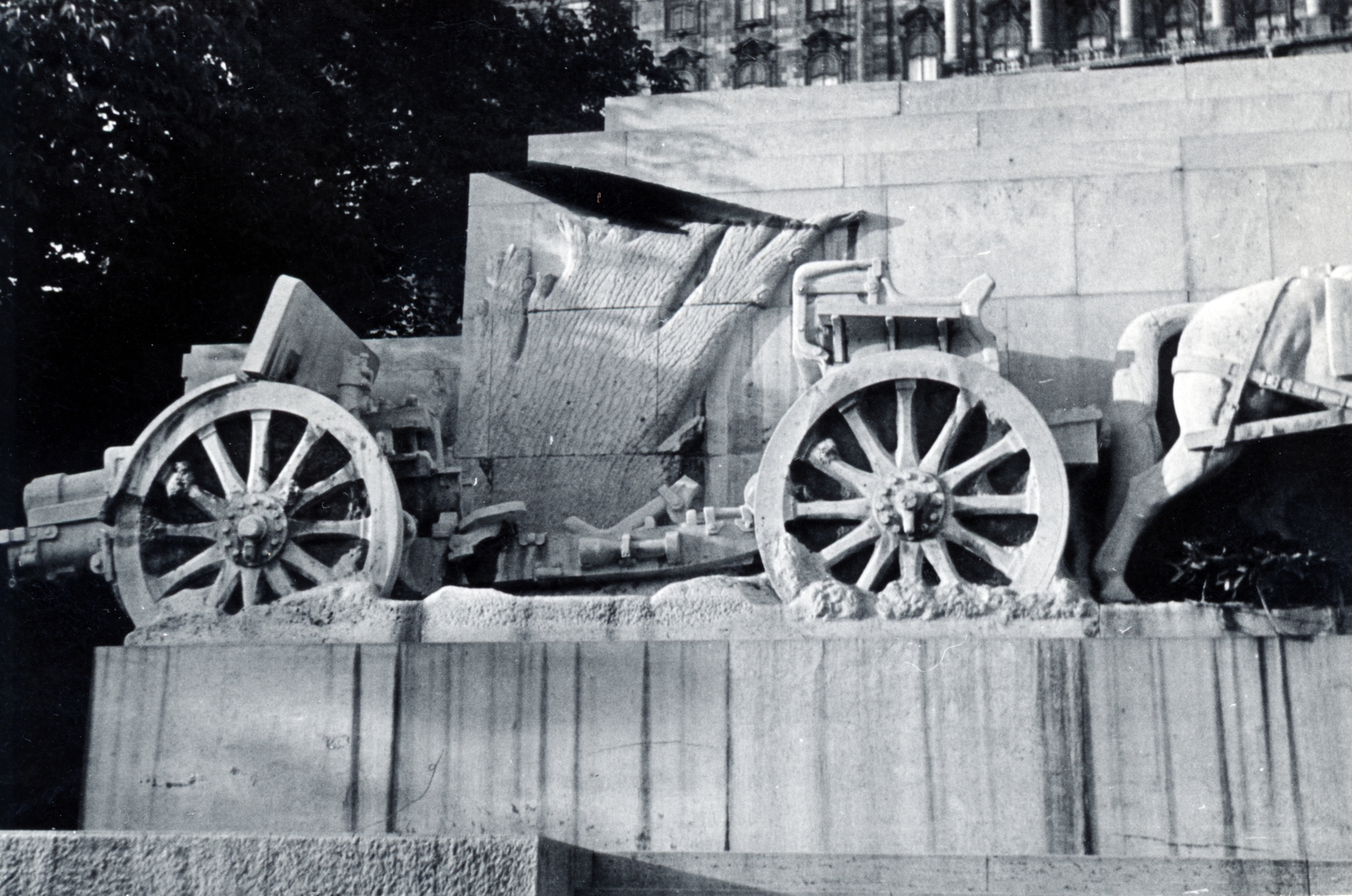 Magyarország, Budapest I., Dózsa György (Palota) tér, Ligeti Miklós alkotása (1937), a Lovas tüzérek hősi emlékművének részlete (később Dózsa György szobra került a helyére)., 1941, Iván Zoltán dr., Budapest, szobor, tüzérség, dombormű, Fortepan #224776