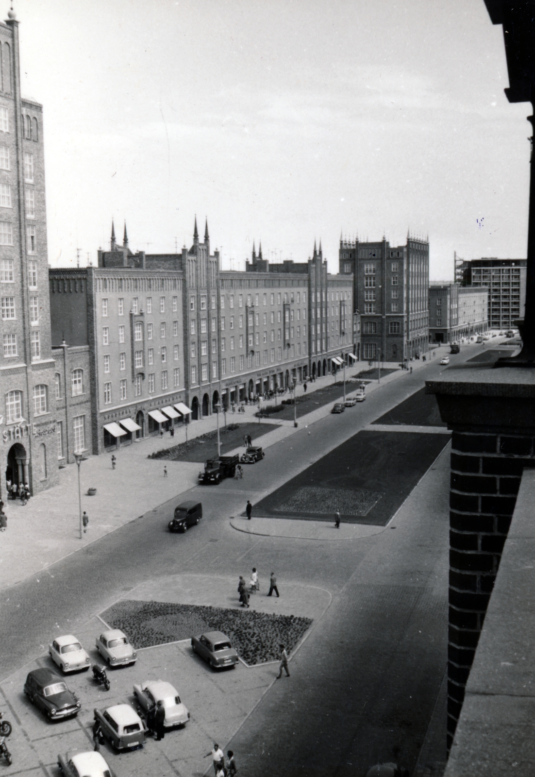 Németország, Rostock, kilátás a Lange Strasse 29-31. számú épület legfelsö szintjéröl a Lange Strasse-ra. A kép bal szélén a Carl-Zeiss-Gebäude részlete látszik., 1960, Iván Zoltán dr., madártávlat, utcakép, NDK, Fortepan #224780