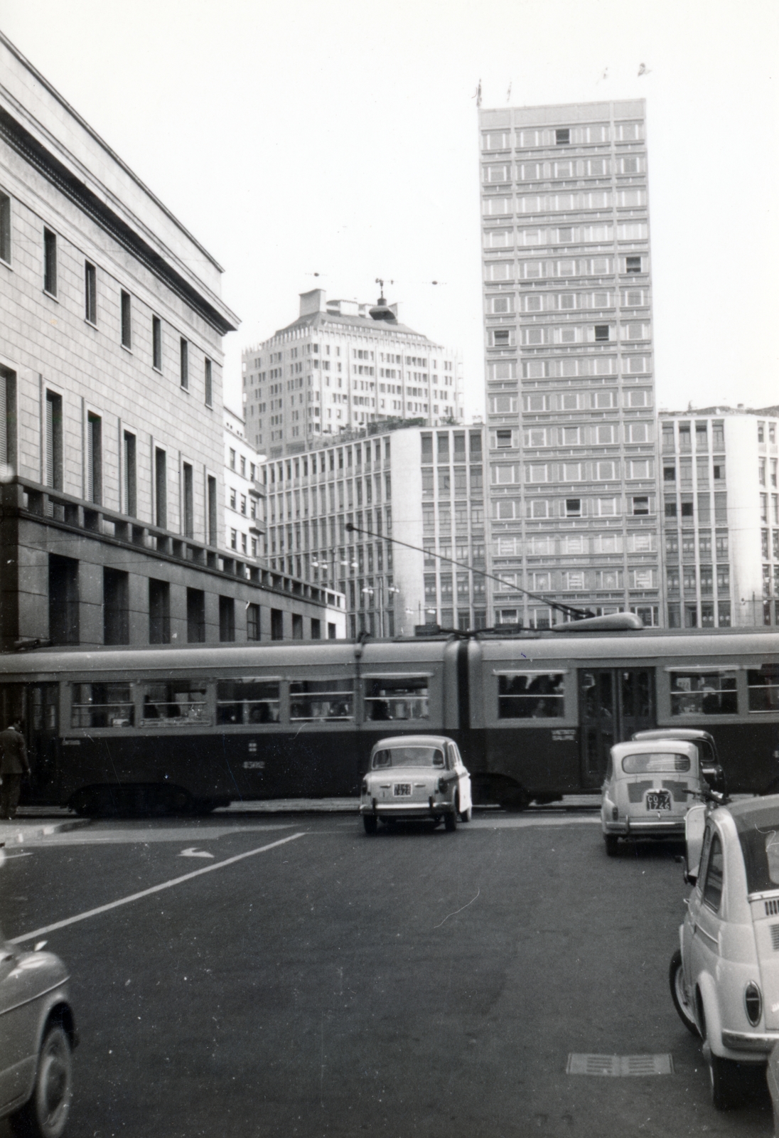 Italy, Milan, a Via Guglielmo Marconi a Piazza del Duomo felől., 1960, Iván Zoltán dr., train, tall house, Fortepan #224787
