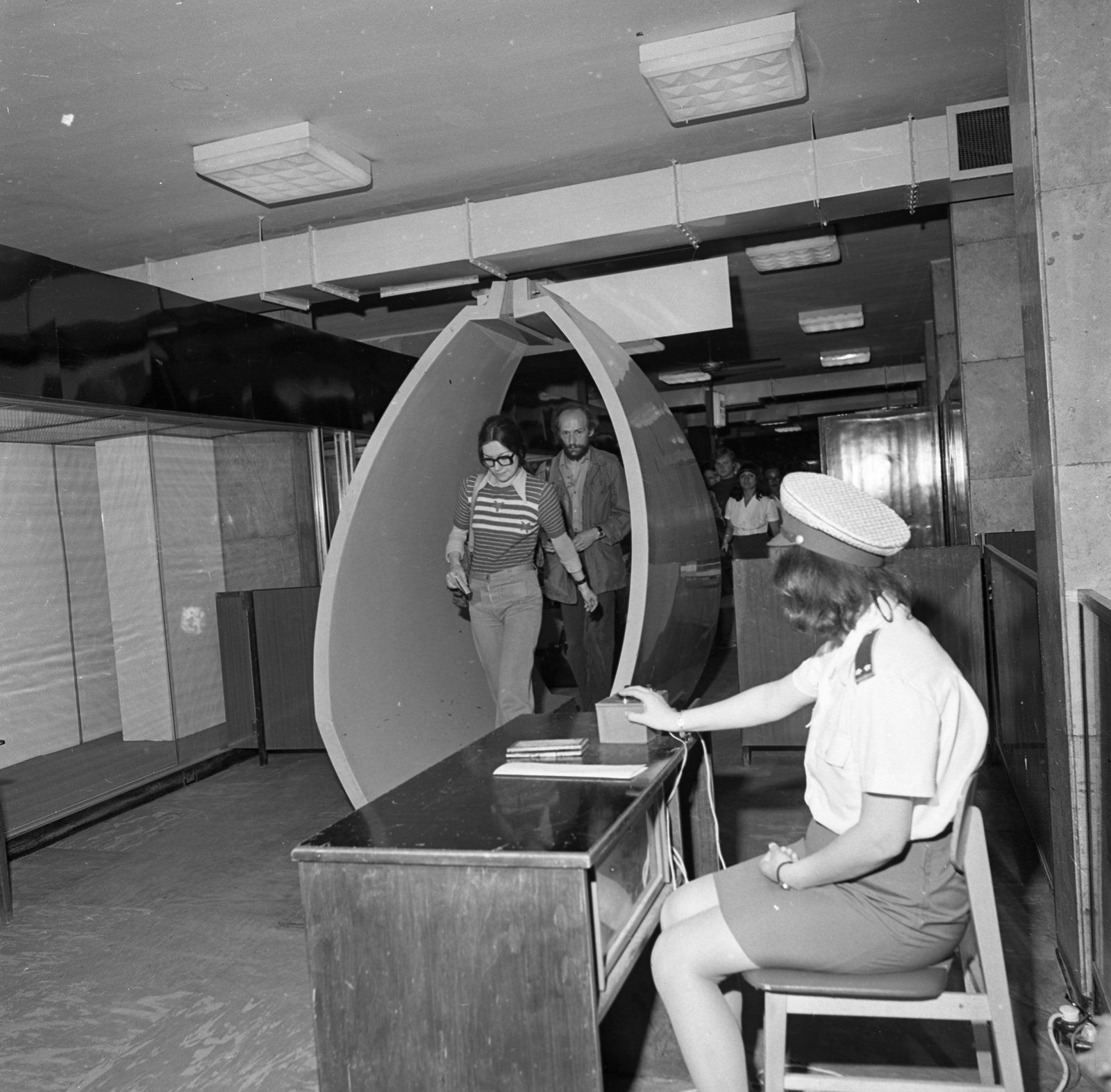 Magyarország, Ferihegyi (ma Liszt Ferenc) repülőtér, Budapest XVIII., fémkereső biztonsági kapu., 1974, Magyar Rendőr, Budapest, biztonsági ellenőrzés, Fortepan #22479