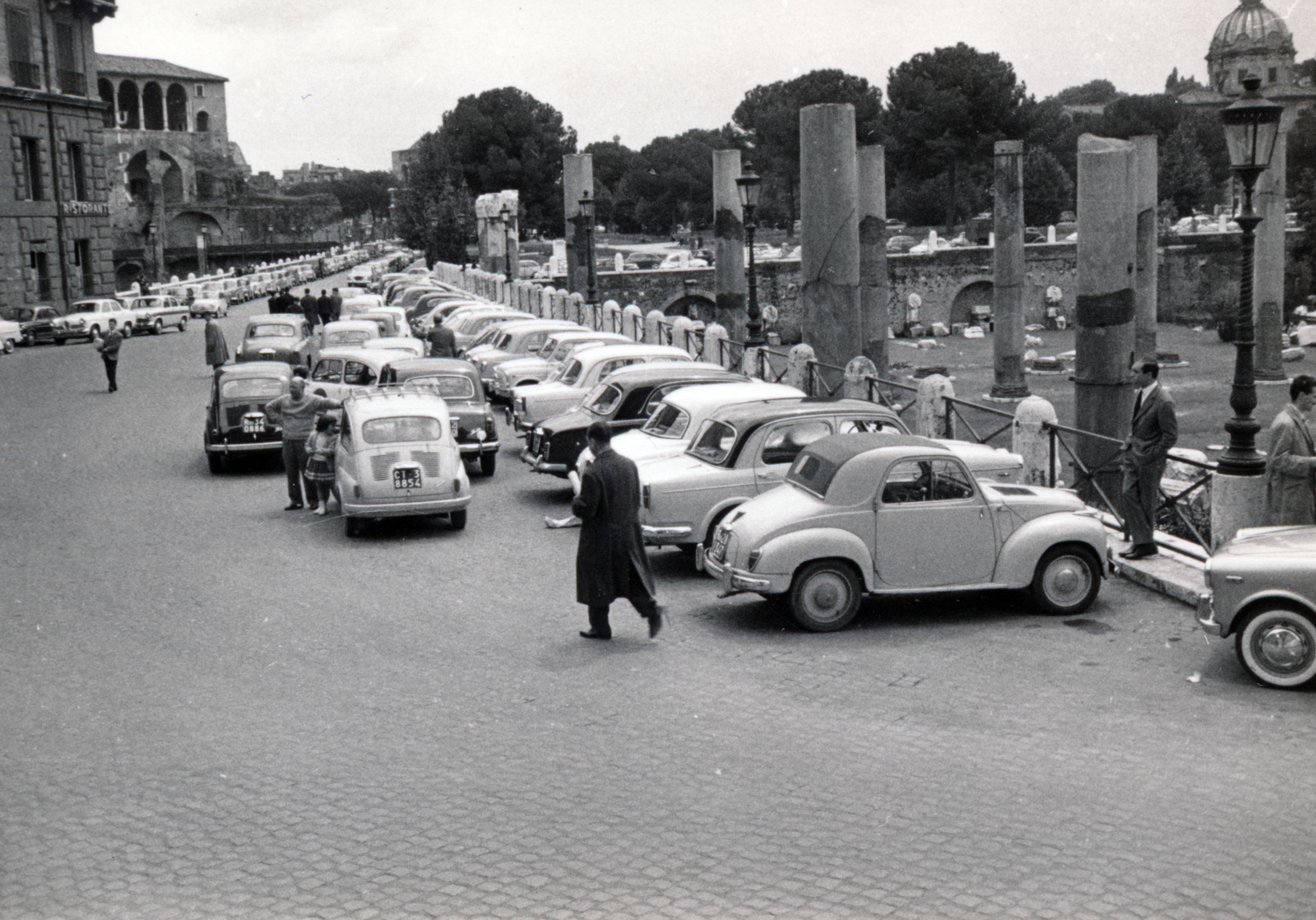 Italy, Rome, Traianus fóruma, balra távolabb Traianus vásárcsarnoka. Jobbra a Piazza Foro Traiano, háttérben a San Giuseppe dei Falegnami templom kupolája látható., 1960, Iván Zoltán dr., Fortepan #224798