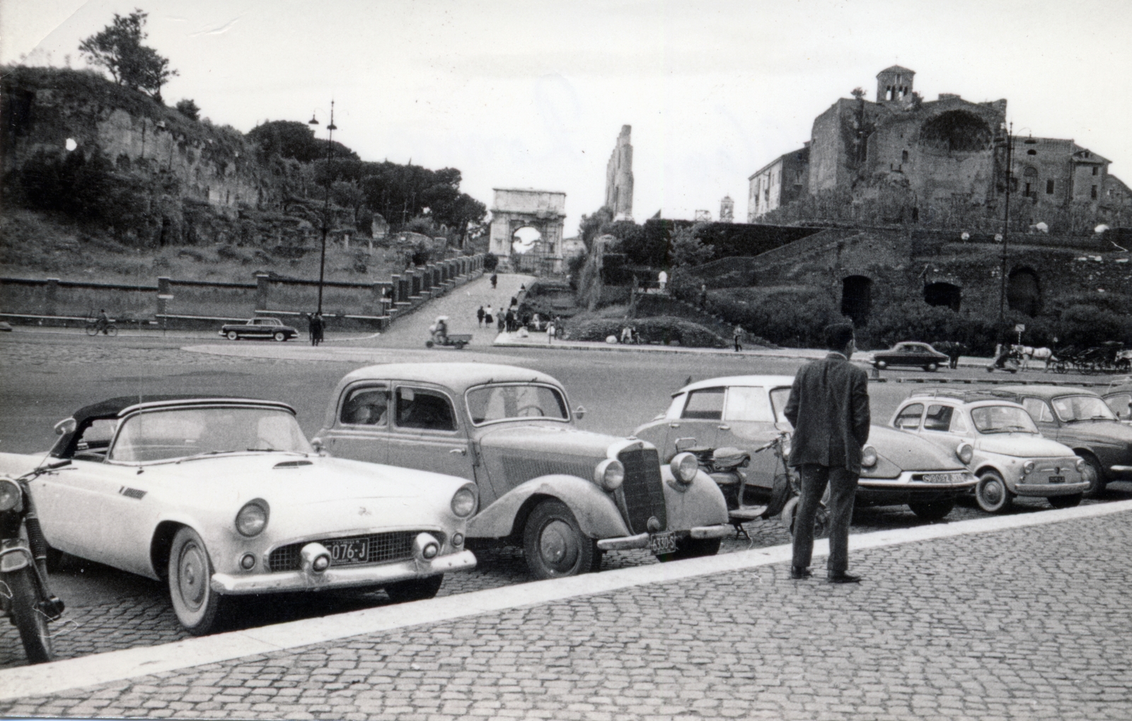 Italy, Rome, Piazza del Colosseo, szemben a Via Sacra és az Arcus Titi / Titus diadalíve., 1960, Iván Zoltán dr., triumphal arc, Mercedes-Benz 170V, automobile, Citroën-brand, car park, Fortepan #224802