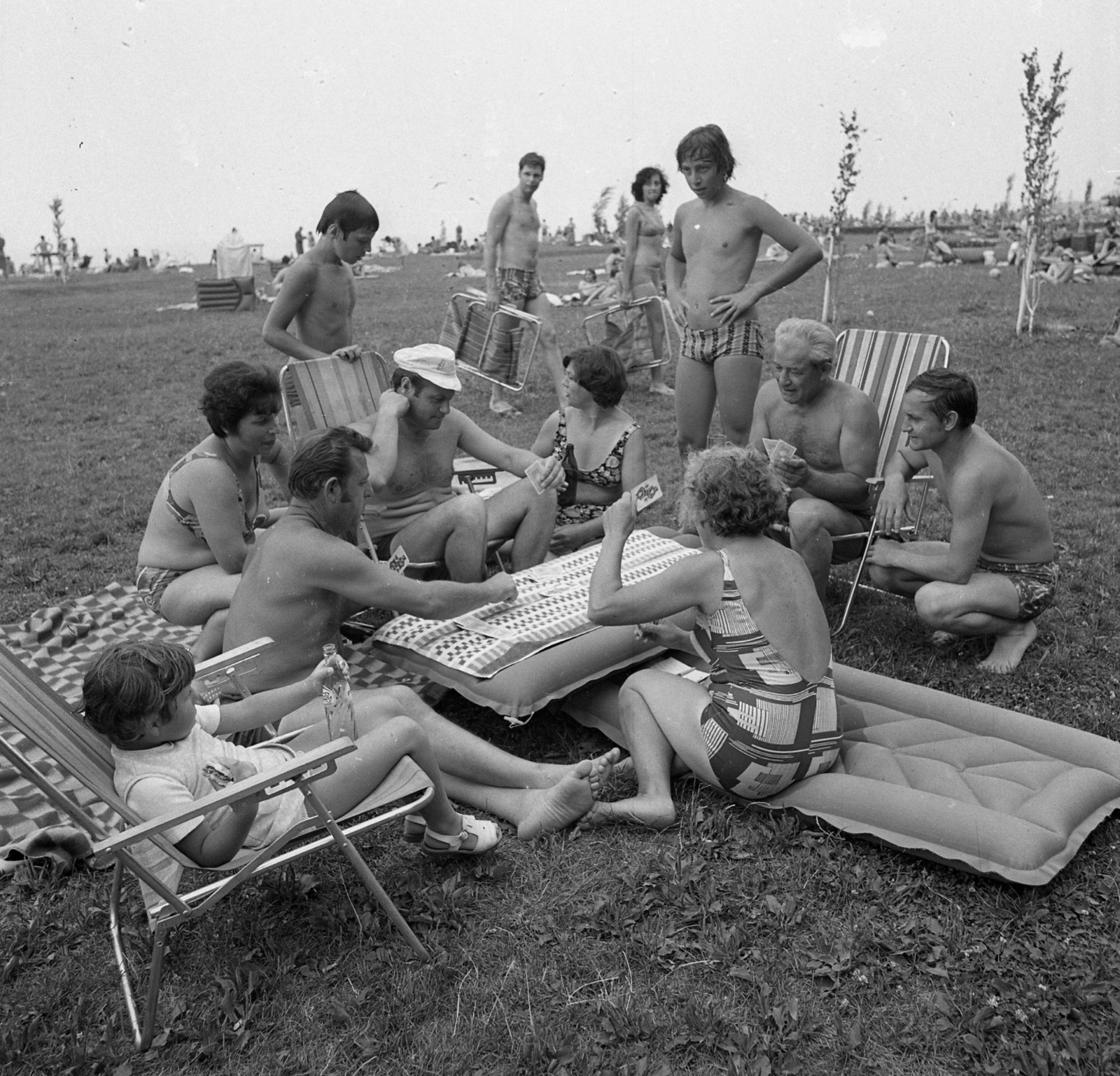 Hungary,Lake Balaton, Siófok, BM üdülő, a felvétel a strandon készült., 1976, Magyar Rendőr, holiday, air mattress, card game, Fortepan #22481