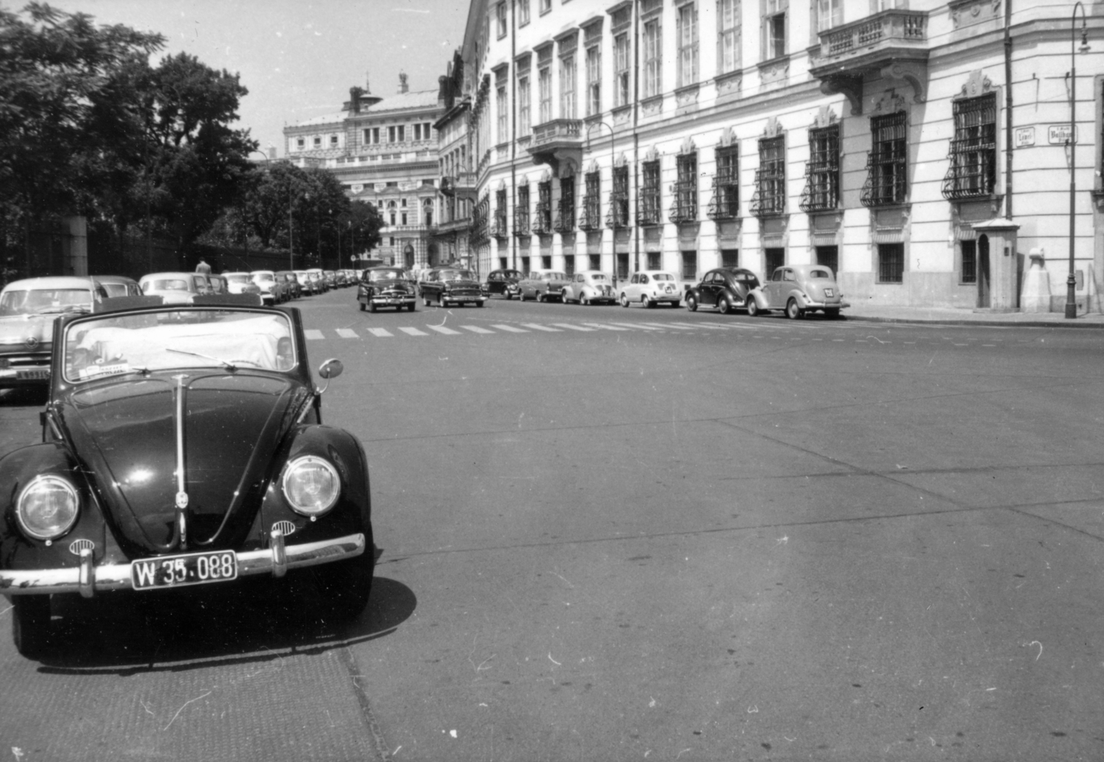 Austria, Vienna, szemben a Löwelstrasse–Ballhausplatz sarkán a Bundeskanzleramt (Szövetségi Kancellária) épülete., 1959, Iván Zoltán dr., number plate, sentry-box, convertible, Volkswagen Beetle, crosswalk, Fortepan #224819