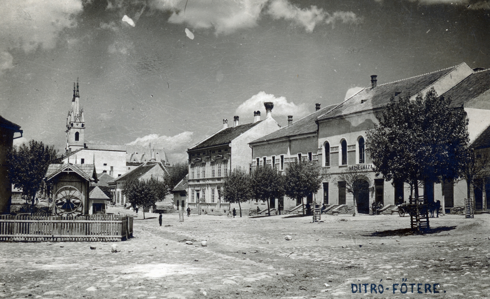 Romania,Transylvania, jobbra a település főterén a Községháza (később Puskás Tivadar Szakképző Líceum). Távolabb balra a Jézus Szent Szíve-templom látható., 1941, Iván Zoltán dr., church, street view, summer, main square, draw well, Fortepan #224822