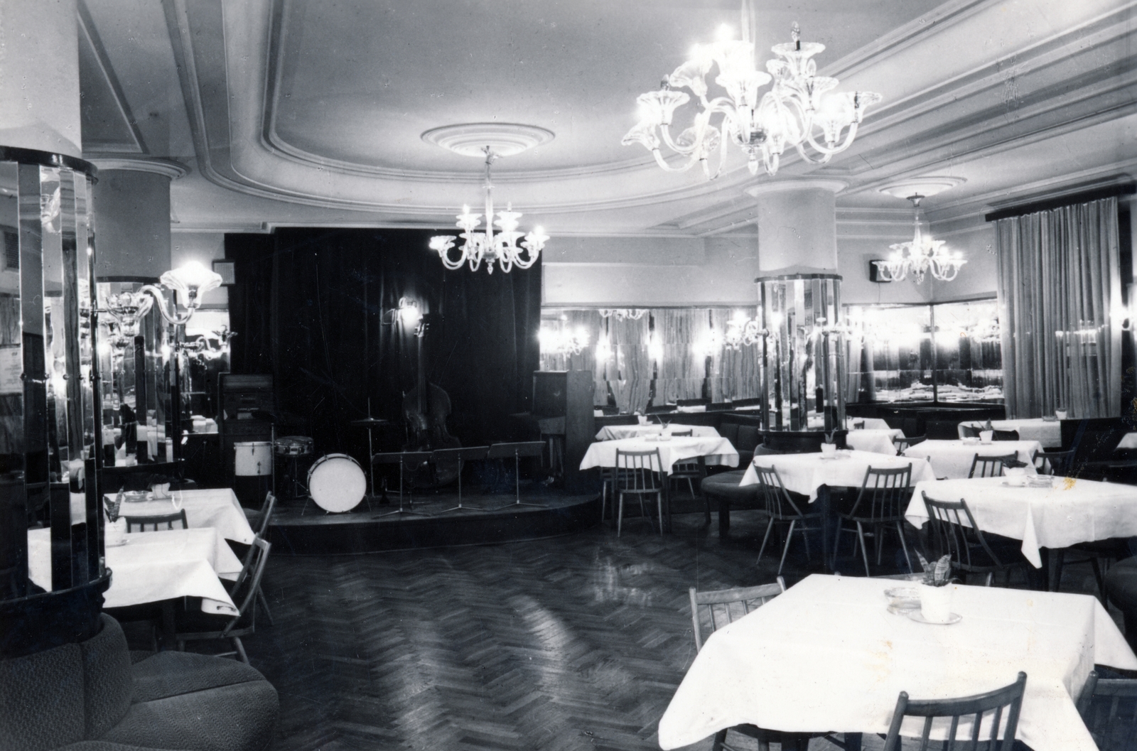 Slovakia, Nitra, Štefánikova trieda 3., Hotel Stalingrad (a lebombázott Schiller szálló helyén épült, később Hotel Zobor)., 1958, Iván Zoltán dr., interior, double bass, musical instrument, chandelier, restaurant, drum, cymbal, Fortepan #224825