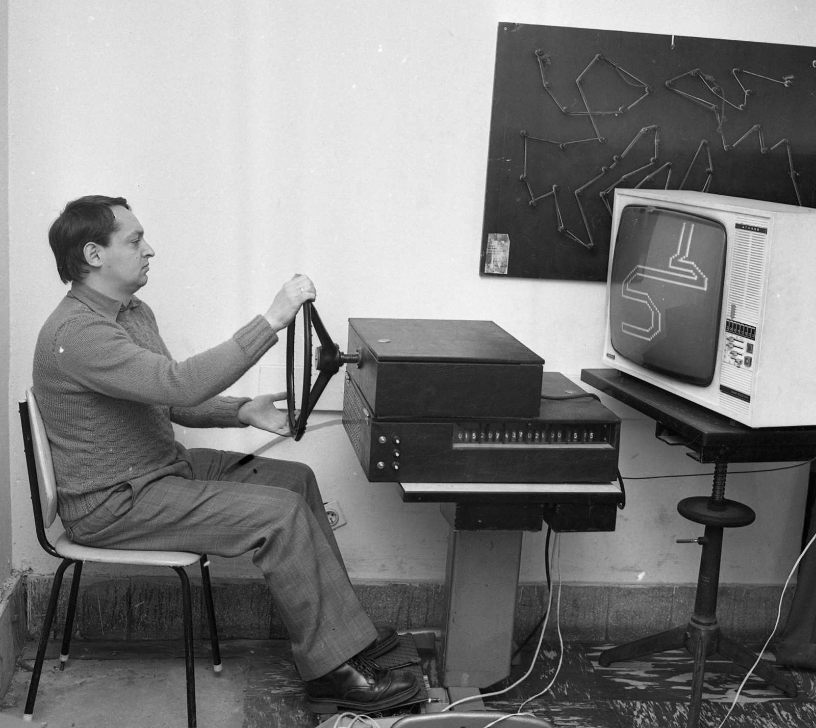 Hungary, Pályaalkalmassági vizsgálat., 1982, Magyar Rendőr, TV, steering wheel, driving aptitude test, Fortepan #22483