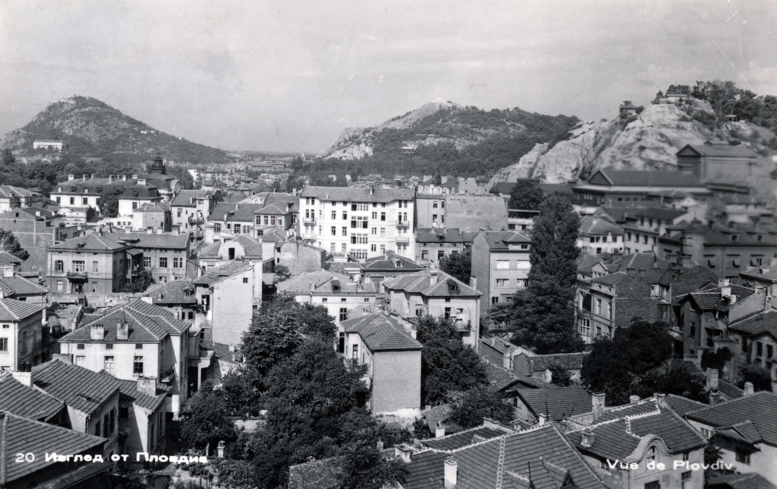 Bulgaria, Plovdiv, kilátás a Szent Lajos-székesegyház tornyából, balra hátul az Ifjúság-domb, középen a Kútfö-domb, jobbra a Dan-domb a lábánál a N. O. Maszalinitov drámaszínház épülete., 1961, Iván Zoltán dr., bird's eye view, roof, Fortepan #224838