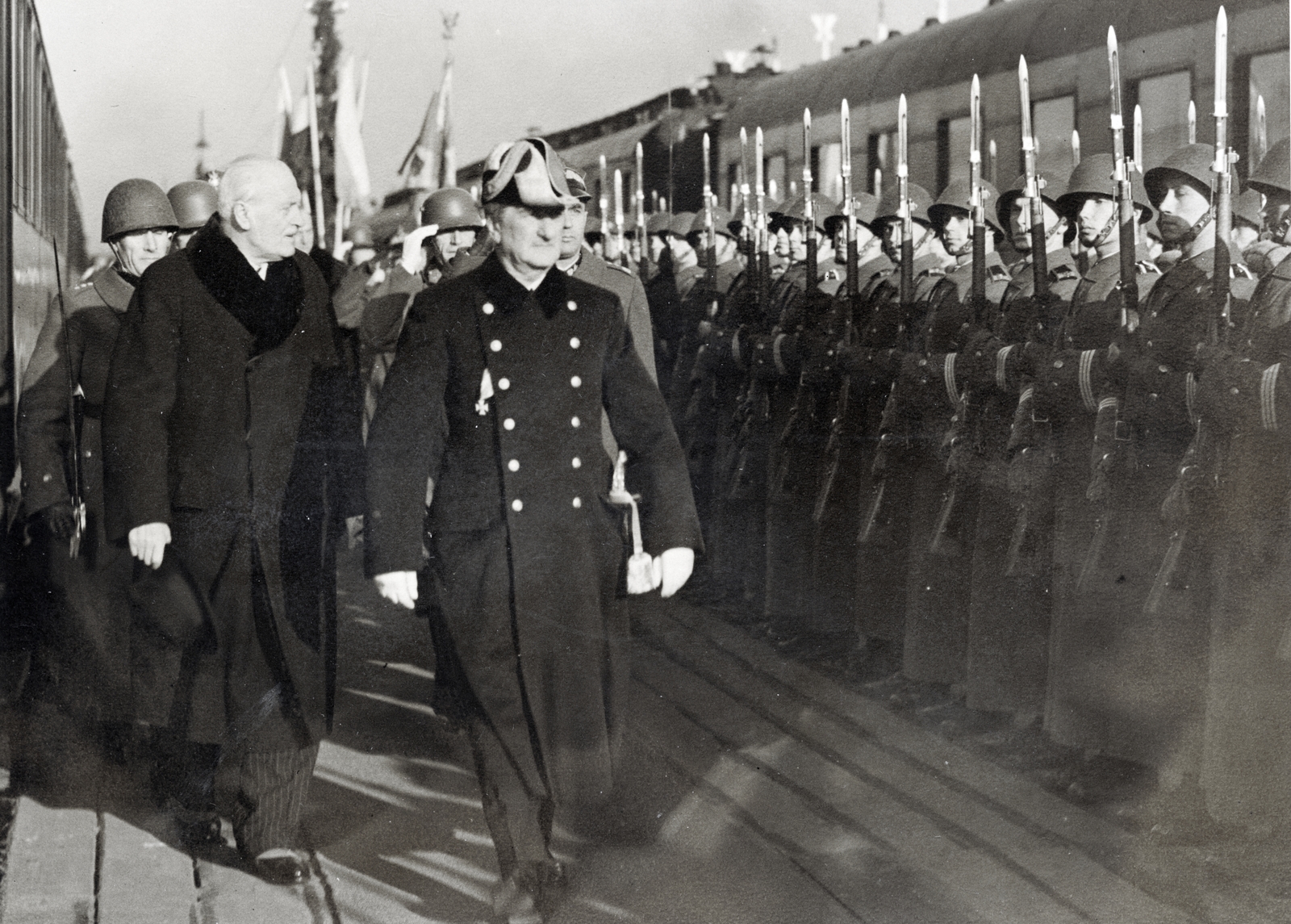 Lengyelország, Varsó, Horthy Miklós magyar kormányzó fogadása a főpályaudvaron, balra Ignacy Mościcki lengyel köztársasági elnök. A felvétel 1938. február 8-án készült., 1938, Sallai János, tengerész, lengyel katona, díszőrség, szurony, Fortepan #224859