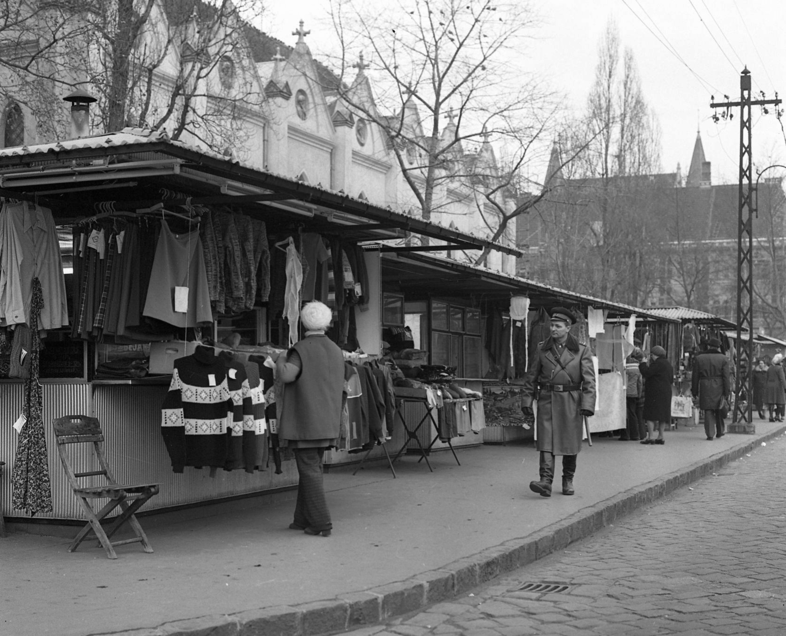Magyarország, Budapest IV., Szent István (István) tér. Balra az Egek Királynéja templom, háttérben a Városháza., 1978, Magyar Rendőr, piac, Budapest, Fortepan #22486