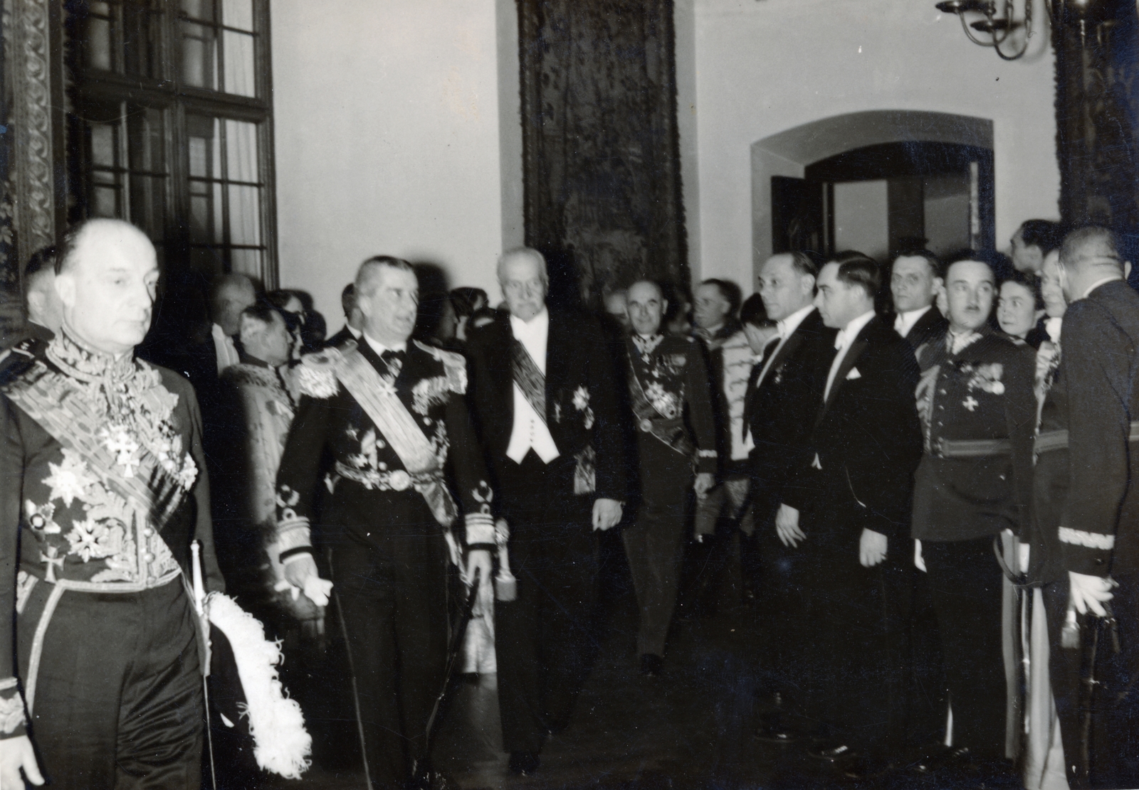 Lengyelország, Krakkó, Királyi Palota (Wawel), balról gróf Karol Adam Romer, a lengyel külügyminisztérium protokoll osztályának főnöke, Horthy Miklós kormányzó, Ignacy Mościcki lengyel köztársasági elnök, Rydz-Śmigły marsall a lengyel hadsereg főparancsnoka., 1938, Sallai János, egyenruha, lengyel katona, Fortepan #224873