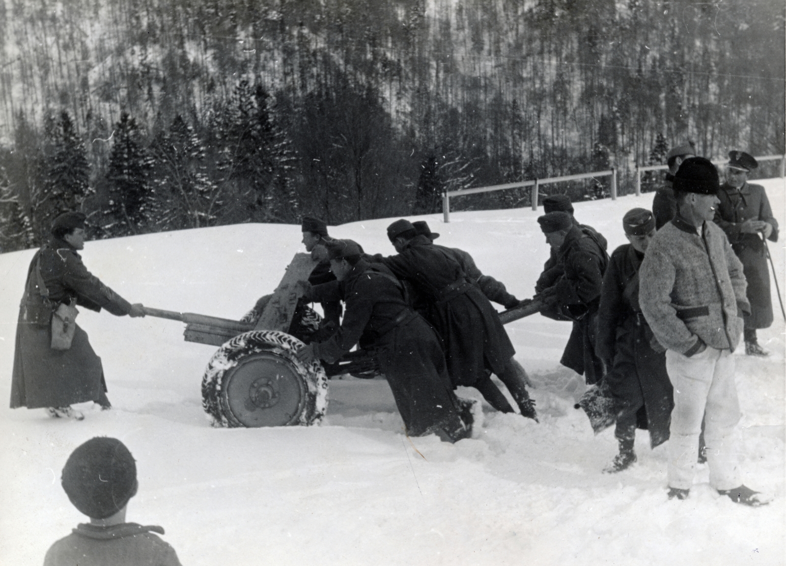 Ukraine, pereval Szerednyovereckij, a felvétel a lengyel-magyar határ közelében, 1939. március 17-én készült, ekkor érték el a Kárpátok gerincét a magyar csapatok., 1939, Sallai János, ordnance, cannon, Polish soldier, Hungarian soldier, hands in pockets, push starting, Fortepan #224882