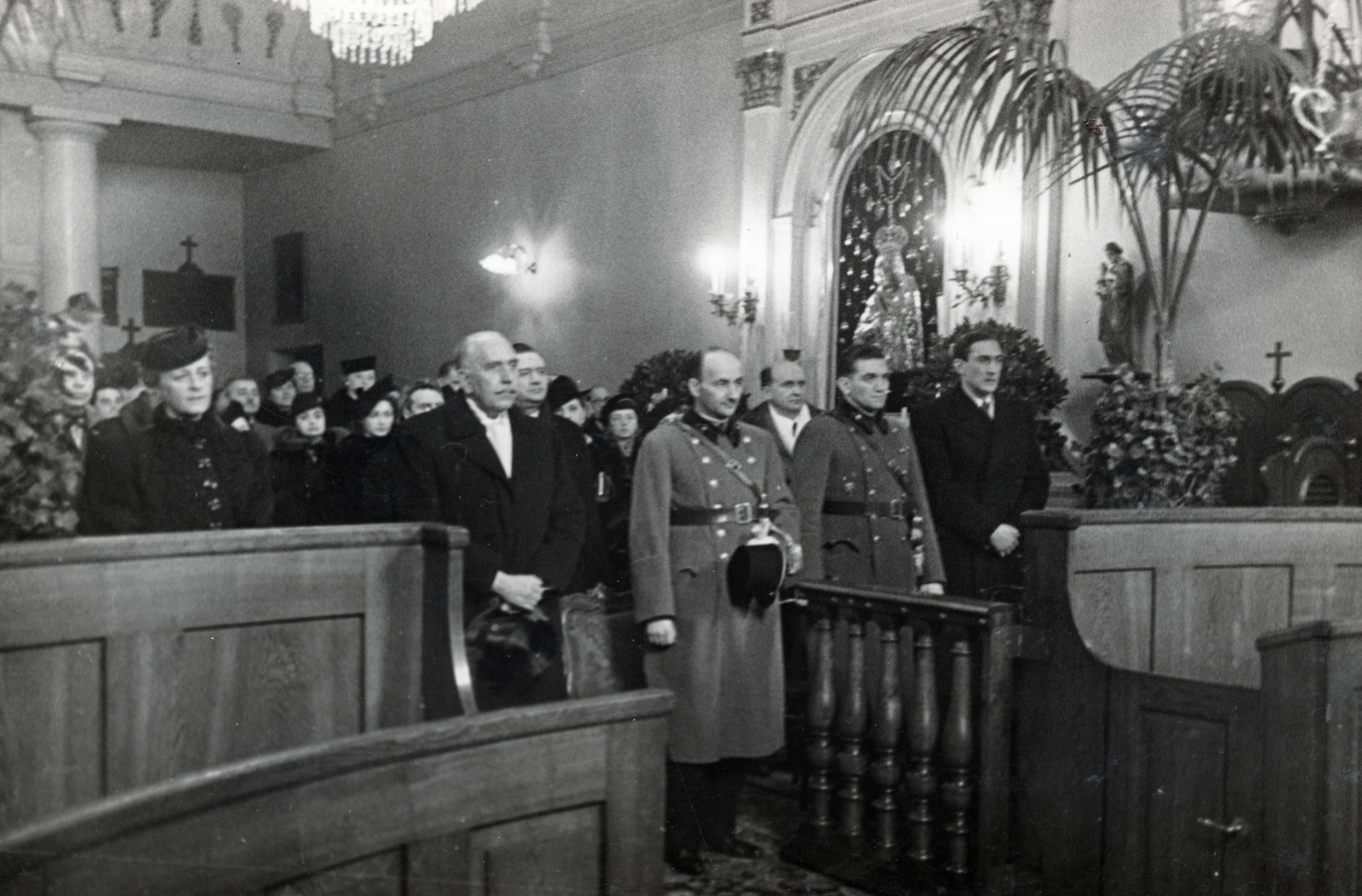 Poland, Warsaw, szentmise 1939. március 15-én a magyar nemzeti ünnep alkalmából. Középen állnak Hóry András varsói követ, Lengyel Béla altábornagy, Kevey János főhadnagy, Sallay-Gürtler Károly varsói magyar sajtóattasé., 1939, Sallai János, church interior, Fortepan #224886