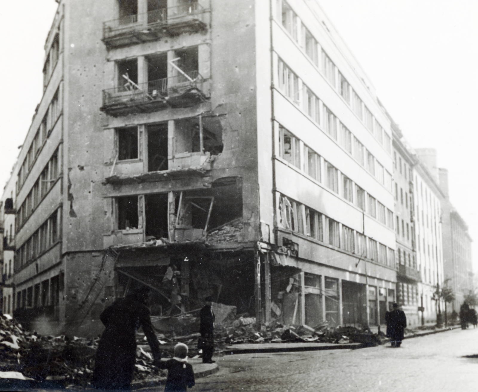 Lengyelország, Varsó, a romos ulica Koszykowa 10. (1938-39-ben a magyar nagykövetség az épület első emeletén volt)., 1943, Sallai János, épületkár, sarokház, háborús kár, Fortepan #224892